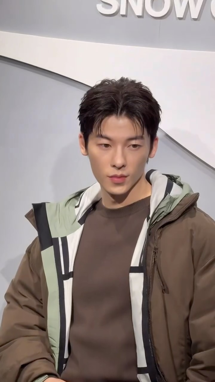 #MC時尚 #許光漢 以 @CanadaGoose 全球品牌大使身分現身，穿著Snow Goose by Canada Goose膠囊系列的Shift夾克，和大家分享他其實是個怕冷又怕餓的人，時髦的廓形打破保暖外套的印象，隱藏的口袋還能讓他偷偷裝點零食！光漢也特別提醒週末即將降溫，要注意保暖喔❄️

追蹤 @marieclairetw 時髦好玩的都在這

#marieclairetw @kuanghanhsu #GregHsu #CanadaGoose #jessie