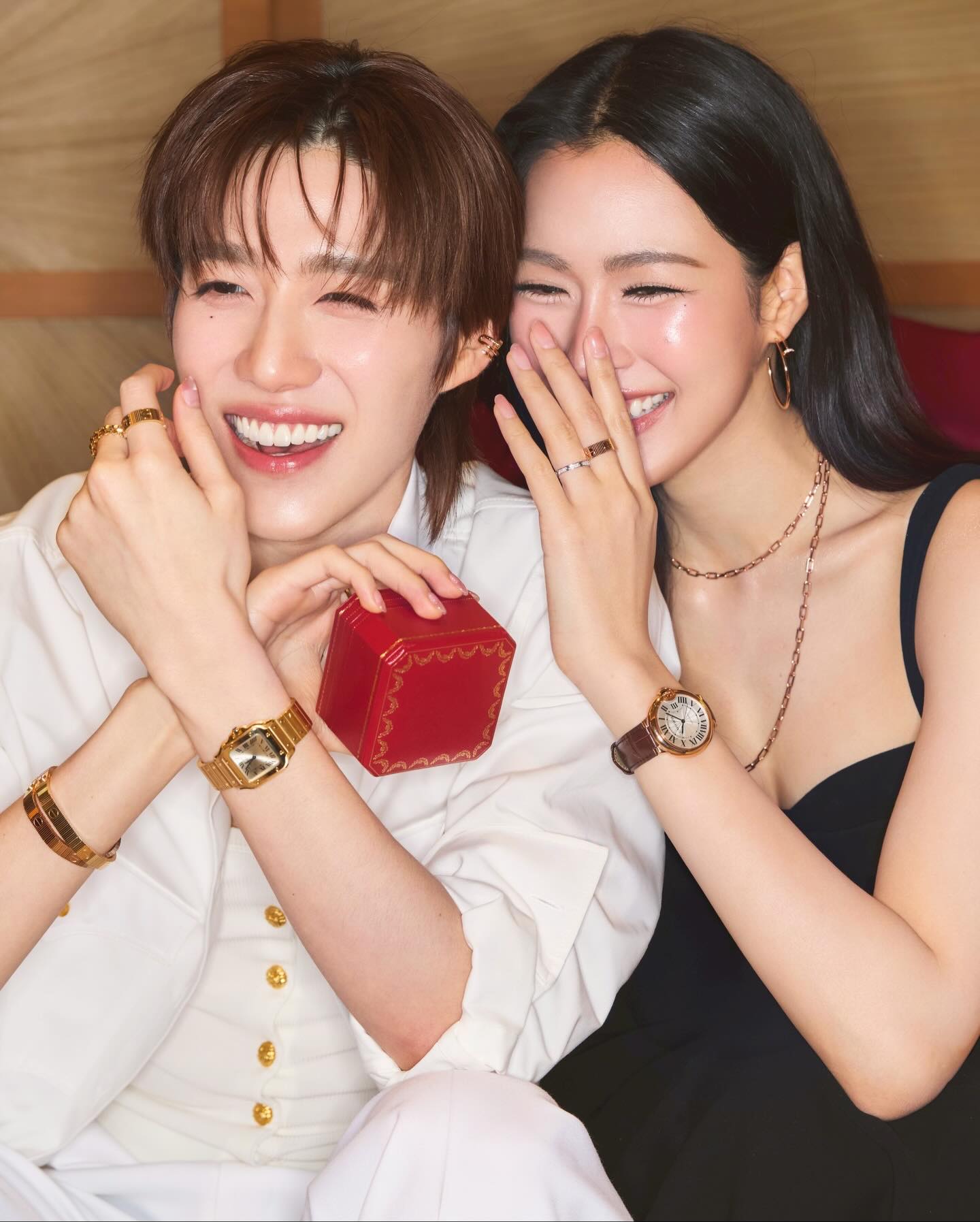 Cartier เผยโฉมแคมเปญพิเศษต้อนรับเทศกาลแห่งความสุขประจำปี 2025 ที่ได้ พีพี กฤษฏ์ อำนวยเดชกร (@pp.kritt) และหลิงหลิง ศิริลักษณ์ คอง (@linglingkwong) มาร่วมถ่ายทอดบรรยากาศแห่งการเฉลิมฉลองผ่านเซ็ตภาพที่เปี่ยมไปด้วยความสนุกสนาน พร้อมเปล่งประกายไปกับคอลเล็คชั่นไอคอนิคของเมซงอย่าง LOVE Unlimited รุ่นใหม่ นาฬิกา Ballon Bleu บนข้อมือของหลิงหลิง รวมไปถึงนาฬิกา Santos de Cartier ขนาดเล็กที่สวมใส่โดยพีพี แต่ละชิ้นล้วนสะท้อนสไตล์อันหรูหราทว่าอบอุ่น ท่ามกลางมนต์เสน่ห์ของเทศกาลส่งท้ายปีได้อย่างลงตัว

#CartierThailand #CartierCelebrates #CartierLOVE #SantosdeCartier #BallonBleudeCartier