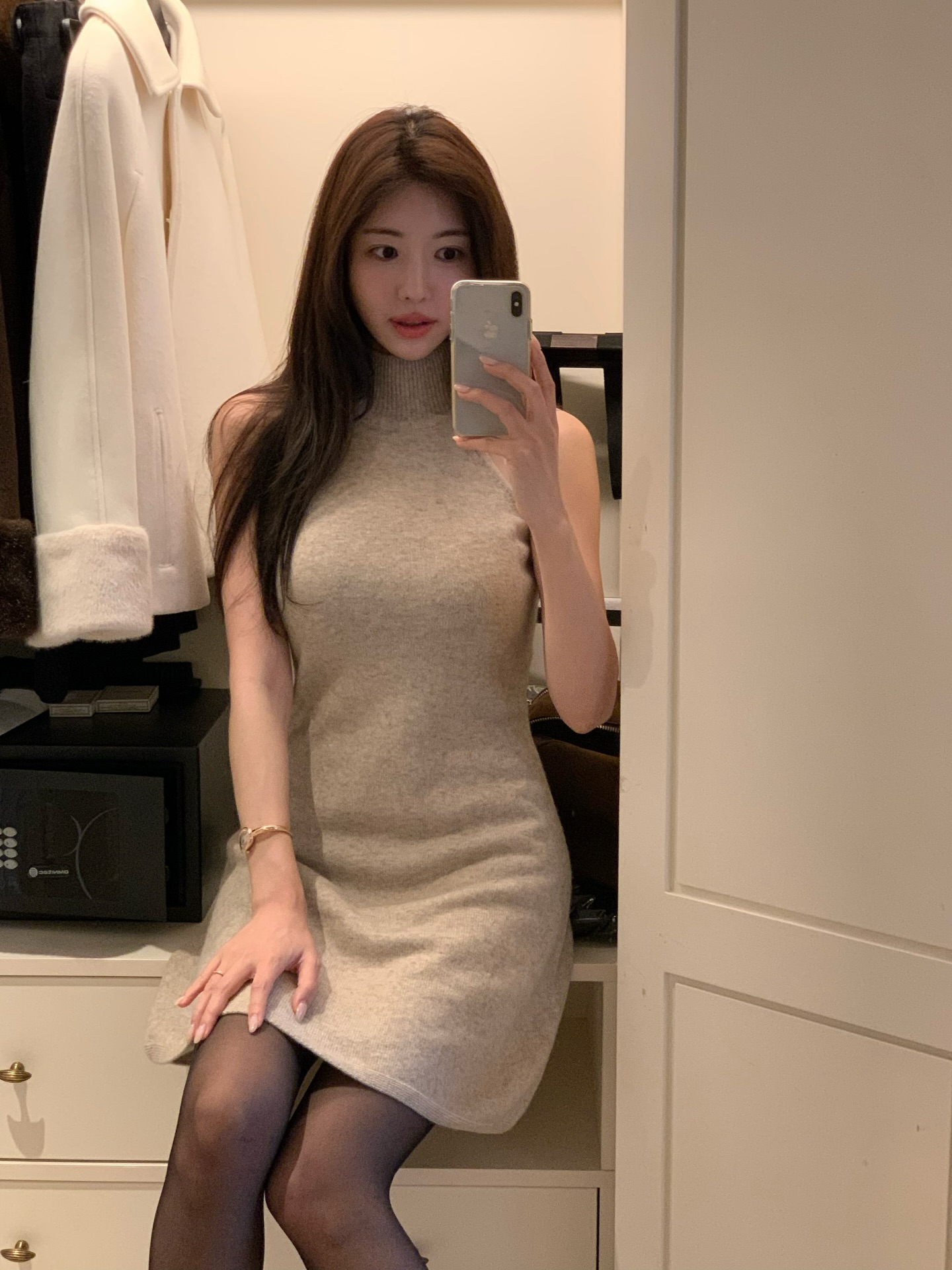 한국 도착하니 반기는건 밀린 업무들 😫
일단 첫 피드로 오늘의 소식을 알려요! 
오늘 출시한 두번째 드랍 신제품들중 
품절되었던 상품들은 2차 전환 되어있습니다🤎

라방때 못입어봤던 엠버 모카컬러도 사진 슬쩍...
엠버 모카는 숏,맥시 다 인기있었던 컬러여서인지 
사진 한장 못올려드렸는데도 다들 믿고 좋아해주시네요!