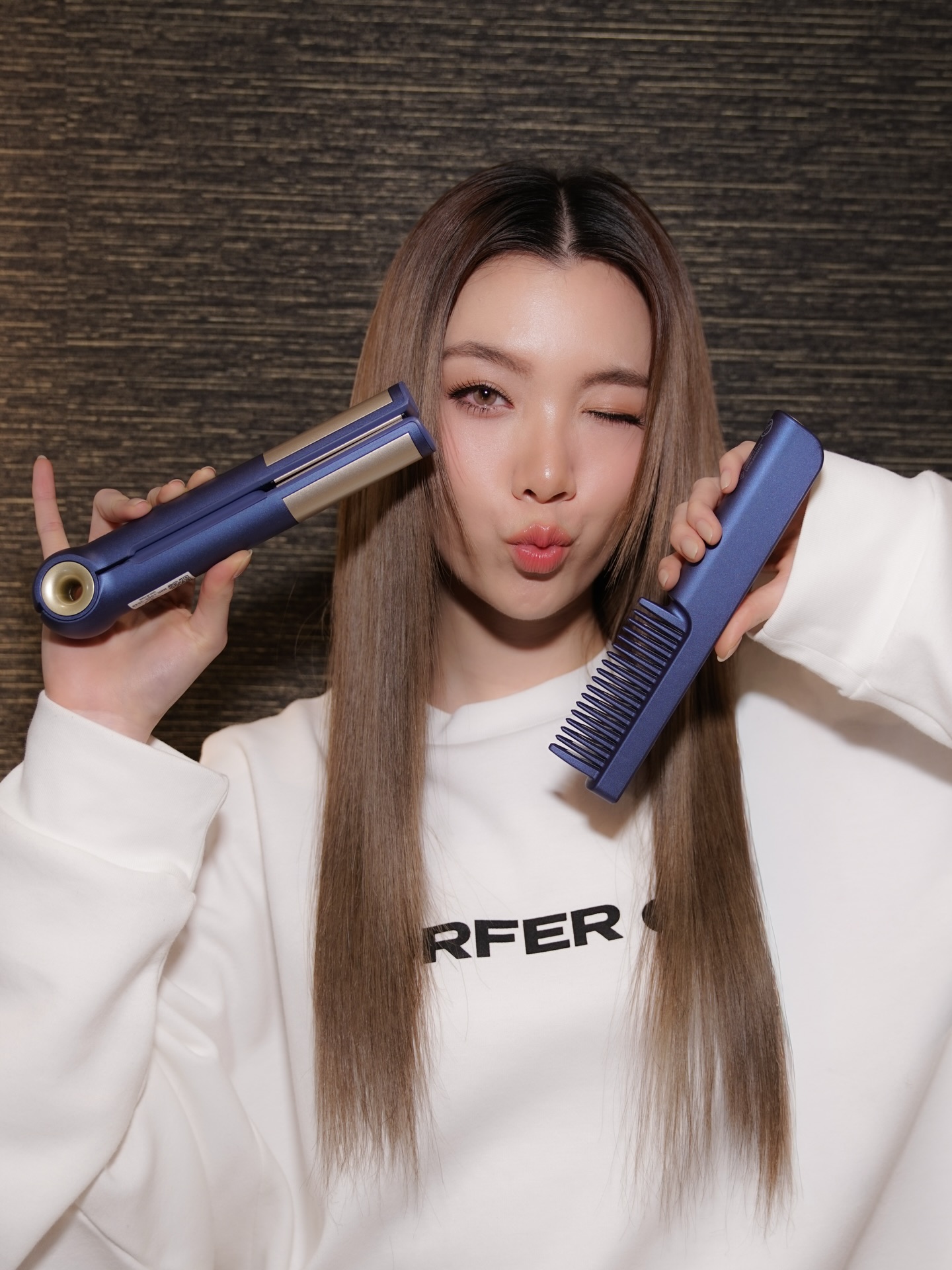 ในวันที่เร่งรีบบ ออมมีตัวช่วยให้ผมออมเรียบสวย เป๊ะปัง!! ด้วย LESASHA CORDLESS PRO STYLING BRUSH แปรงหวีไฟฟ้าไร้สายตัวใหม่ จากเลอซาช่าที่พกพาติดตัวได้สะดวก ไม่ว่าจะที่ไหนก็ผมเรียบสวยได้

💈 หรือถ้าวันไหนออมไปเที่ยว ก็พก LESASHA CORDLESS MINI STYLING SET ที่มีกระเป๋าน่ารักๆ พกไปได้ทั้งหวีไฟฟ้า และที่หนีบผมไร้สาย สบายยยยยย ไม่ต้องหนักกระเป๋า และจะทำผมที่ไหนก็ได้ สวยได้ทุกทรง ได้ทุกที่แบบออมได้เลยยยย💙💙

#LESASHA #LESASHATHAILAND #ซัปพอร์ตทุกทรงสวยส่งทุกซีน