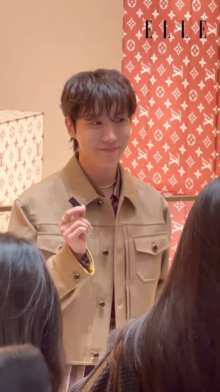 j-hopeさんが韓国にオープンした「ルイ・ヴィトン」のビジョナリー・ジャーニー・ソウルに降臨😍💜　会場での様子を動画でお届け！

@louisvuitton @uarmyhope @bts.bighitofficial
#LouisVuitton #VisionaryJourneysSeoul #LVThePlaceSeoul