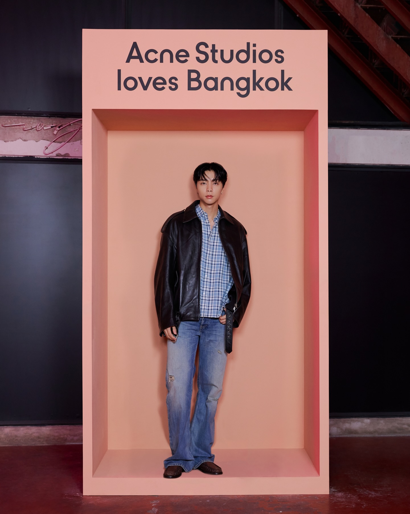 เก็บตกภาพของเหล่าเซเลบริตี้สายแฟที่เข้าร่วมปาร์ตี้ Acne Studios Loves Bangkok เพี่อเฉลิมฉลองการเปิดสโตร์แห่งแรกในไทยของ @acnestudios ที่สยามพารากอน นำทีมโดย JOHNNY วง NCT127 โกลบอลแอมบาสซาเดอร์ของแบรนด์, ไบร์ท วชิรวิชญ์, ณิชา ณัฏฐณิชา, ต้าเหนิง กัญญาวีร์, ออฟ จุมพล, กัน อรรถพันธ์, มีน พีรวิชญ์, นานิ หิรัญกฤษฎิ์, จูเน่ เพลินพิชญา, พลอย หอวัง, เต ตะวัน, โอม ฐิภากร, พราว อรณิชา, ซาร่า เล็กจ์ และอีกมากมาย 

#ELLEnews 
#AcneStudios 
#AcneStudiosLovesBangkok