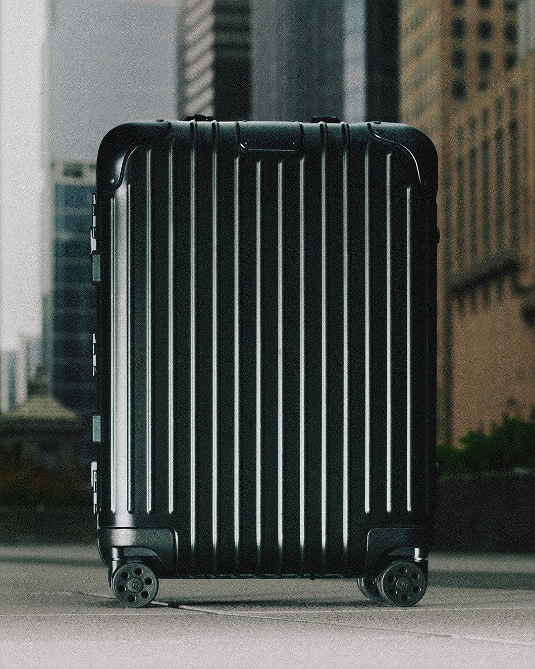 Mapping the in-between.

Chicago’s quieter side lives through its landmarks, along river paths, neighbourhoods and the ordinary moments that give the city its character.

Photographer Daniel Shea (@danielpshea) documents the familiar streets for the latest RIMOWA New Horizons series. His images offer a personal view of Chicago, contrasting its monumental skyline with the subtle, more intimate corners of the city.

#RIMOWA #RIMOWANewHorizons