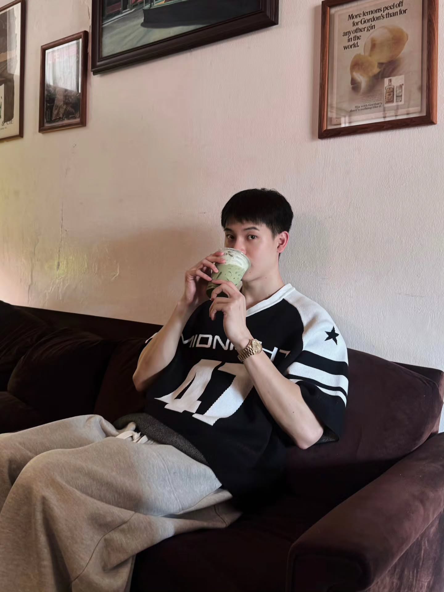 วันก่อนมีน้องขายพวงมาลัยเดินมาทัก พี่เหมือนดาราเลยเหมือนบัส น้องรู้ได้ไงว่าพี่อยู่บัสมาก่อน "เธอบอกว่าชั้นเป็นน้าชาย"