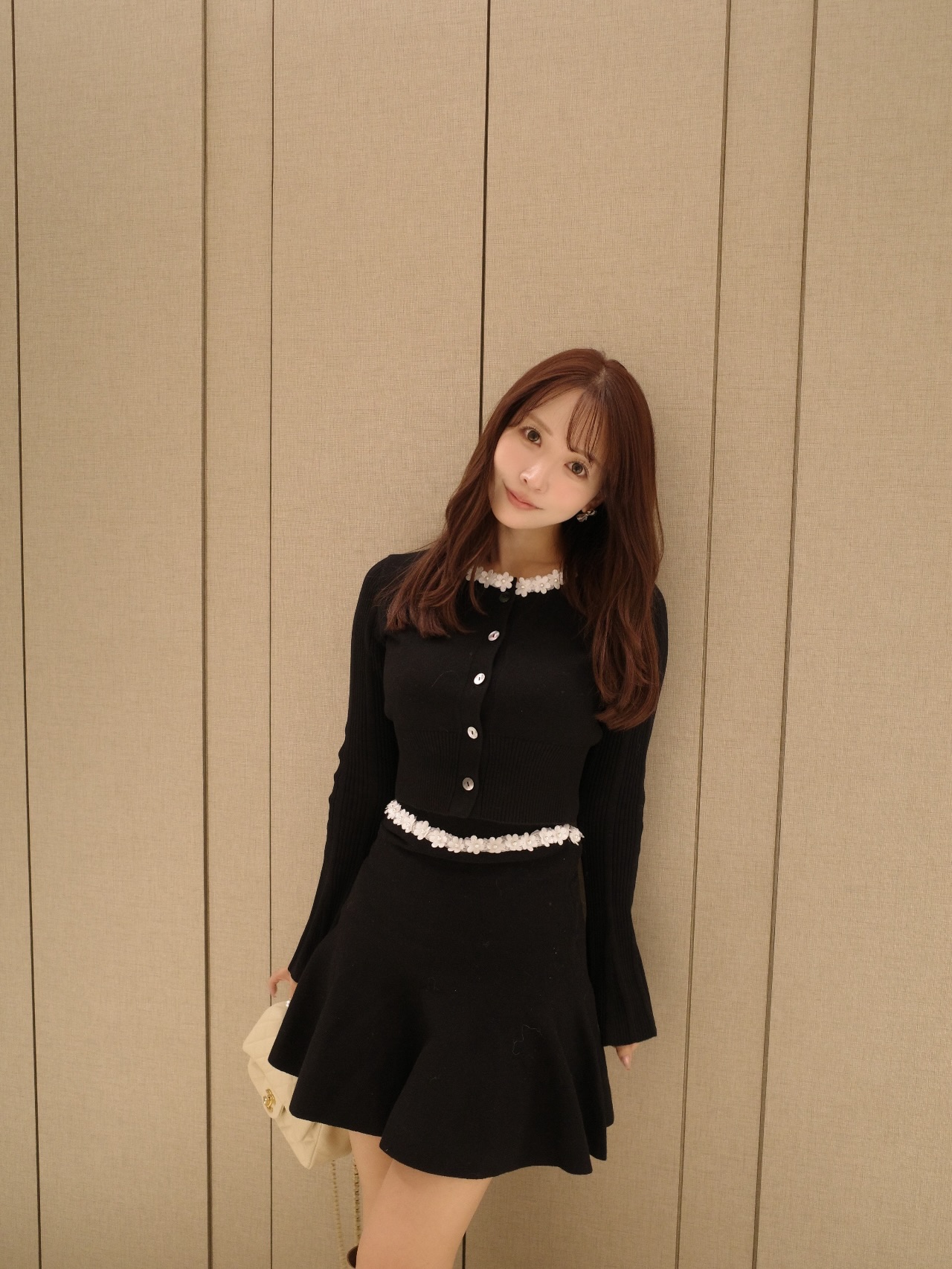 日本に帰ってきたら
寒さにびっくり(ᵕ •̥ · •̥ ᵕ)❄️

みんな体には気をつけてね🍑

今週発売(12/18)のアイテムたち🫶🏻
セットアップは展示会でもとっても人気だったよ💌

首元と腰回りのお花が繊細でかわいいの💐

ファーコートはずっとお問い合わせ
たくさんいただいてる商品です❄️
今回は襟を外してノーカラーで着たよ🐈
大人っぽくなってコーデの幅が広がるの🤍

MISTREASSを着てると四季を楽しめる💞
どのシーズンも女の子が最大限に輝けますように…💎