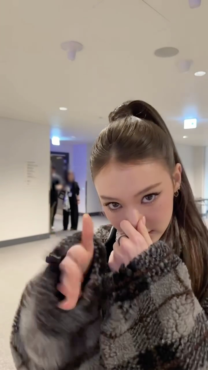 언니 잘 찍고 있는 거 맞아..?

#MEOVV #미야오 #GAWON #가원 #ELLA #엘라
#THEBLACKLABEL #더블랙레이블