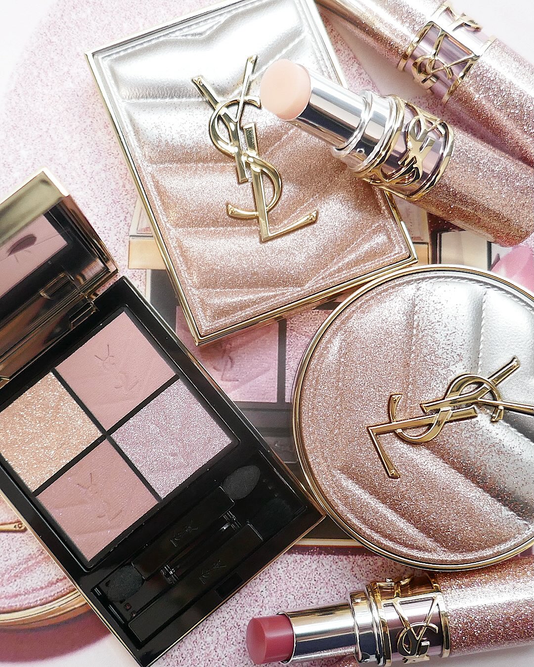 イヴ・サンローランからもう1つニュース⭐️
限定コレクション「SPARKLING DESIRES」が登場！
燃え尽きることのない愛をテーマに、シルバーとローズの煌めきに包まれたアイテムが揃います。
これからの季節のギフトにもぴったり💕
 
【商品ラインアップをcheck】
◆「クチュール ミニ クラッチ＜コレクター＞」限定1種 ￥11,660
ジュエリーのように煌めくアイシャドウの限定色“＃126 グリマリー ラスト”は、モダン＆センシュアルなダズル ローズパレット。シルバーと官能的なローズの輝きが繊細に重なり合うことで、印象的な目元に仕上げます。
シルバー×ローズのグラデーションが美しい限定パレットデザインにも注目。
 
◆「YSL ラブシャイン キャンディグレーズ＜コレクター＞」限定1色 ￥6,600
「YSL ラブシャイン　キャンディ グロウ バーム＜コレクター＞」限定1色 ￥5,940
2種類のリップからはそれぞれ人気色が限定パッケージに。シロップのようなテクスチャーが濃密に密着し、圧倒的なツヤで唇をコーティングする「YSL ラブシャイン キャンディグレーズ」は透明色のトーンアッププランパー“＃2”、生ツヤ感と唇に溶け込むような発色で唇を彩るティントバターバーム「YSL ラブシャイン　キャンディ グロウ バーム」はベビーライクなクリーミーミュートピンク“44B”。
 
◆「ラディアント タッチ グロウパクト＜コレクター＞」2色（B10、BR20／限定パッケージ）￥12,320
内側から輝くような曇りのない“白光肌”をかなえるクッションファンデーション。長時間、輝きと潤いに満ちた肌をかなえます。
 
※2026年2月6日（金）限定発売
 
oﾟo｡oﾟo｡oﾟo｡oﾟo｡oﾟoﾟo｡oﾟo
『美的』公式インスタグラム @bitekicom では新作コスメの速報情報＆全色スウォッチをどんどん公開中！
タメになる美容情報は美的.comをぜひご覧ください！
oﾟo｡oﾟo｡oﾟo｡oﾟo｡oﾟoﾟo｡oﾟo
 
#イヴサンローラン#イヴサンローランボーテ#YSL#yvessaintlaurent#メイク#メイクアップ#コスメ#コスメレポ#スウォッチ#コスメ速報#cosme#アイシャドウ#アイシャドウパレット#パケ買い#ギフト#プレゼント#リップスティック