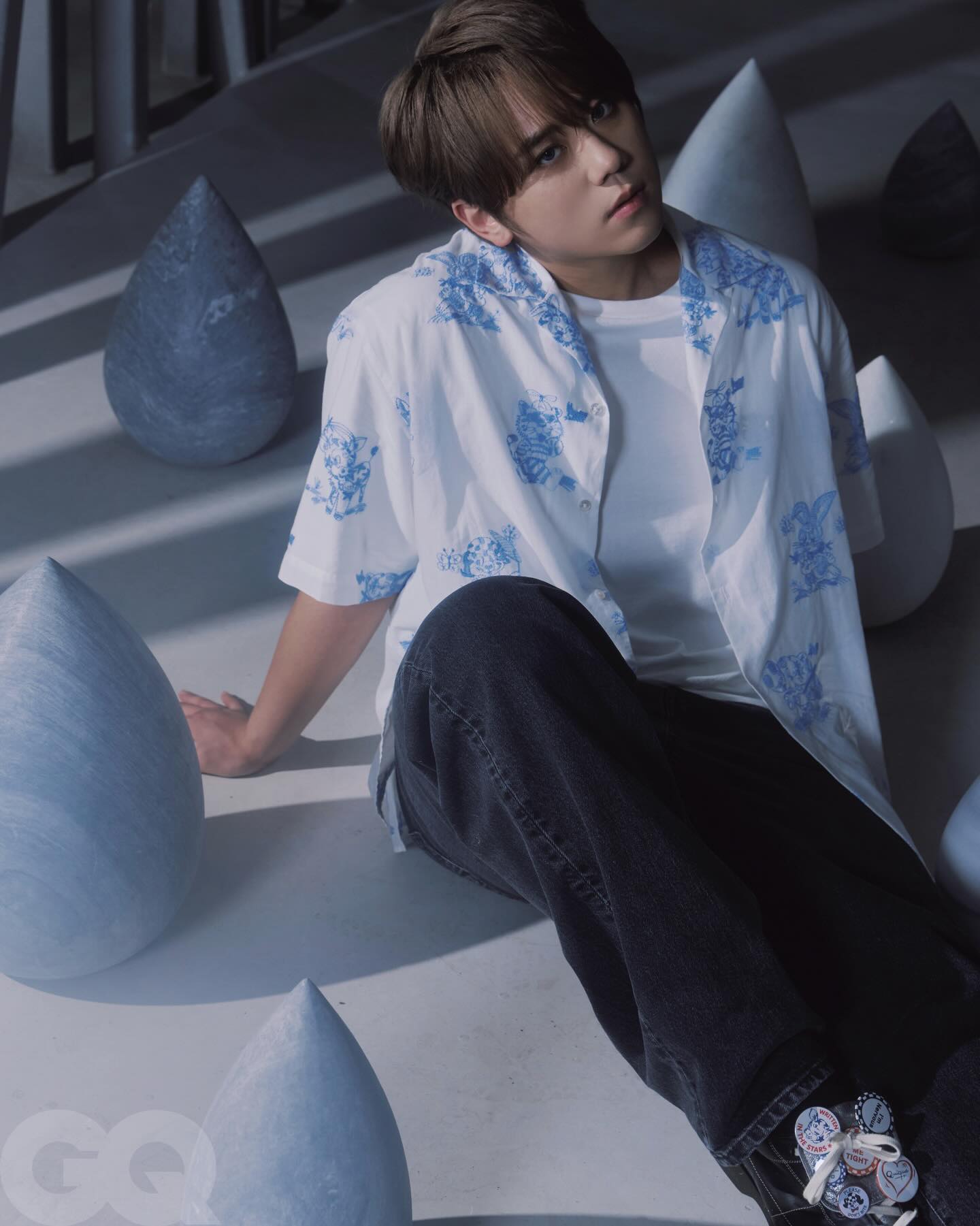 #GQHYPE 唱出我們真正嚮往的真實，姜濤：「我一直有個理想，希望能透過 MV 把香港的特色拍出來，讓大家了解今日的香港原來是這樣的一個地方。」

「就算不是很有名的小吃店，東西也很好吃，這裡的生活節奏相對比較慢，每個人似乎都更熱情。」姜濤說道

即便在對岸長大，姜濤對台灣的種種卻如數家珍。他表示羅志祥的勁歌熱舞影響他甚深，而周杰倫的創作形塑了近年華人音樂的發展基礎，那些大家耳熟能詳的歌曲，自然也影響了他的創作思考。於是，當被問及是否將透過自己的創作，為台灣的華語創作注入不同的新意時，他倒沒有那般攻城掠地的野心，僅十分誠懇地表示如今不少人對香港樂壇的印象，仍停留在四大天王的黃金年代。近年雖然粵語音樂的曝光不多，但其實也有不少人默默努力。我只是其中一個創作人，慶幸自己的作品能參與其中。

Artist_姜濤 @keung_show

Head of Editorial Content_ @thatmrwang
Photography_ @puzzleung
Creative Direction & Styling_ @or.huang
Interview & Text_ @viviennel33
Editor_ @vanessayuisgood、@dodee19980726
Makeup_ @mayling_s @annieg_makeup
Hair_ @lydiayung_ @chicprivateisalon
Photography Assistant_Lemon Chen、T. Y. Lee
Location_ @mcabinmm 
Wardrobe_ @kenzo

#姜濤 #KeungTo #MIRROR #Kenzo #KenzoNigo