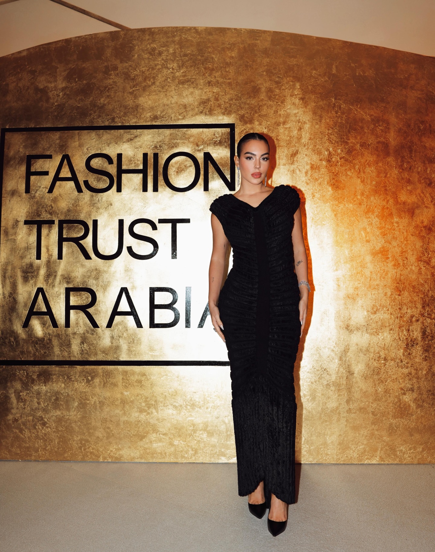 Congratulations @almayassabnthamad and thank you for having me at the beautiful @fashiontrustarabia gala dinner in Qatar.

I felt gorgeous in my black chenille knit evening gown with a houpette train by Azzedine Alaia, from the Fall/Winter 1993 collection 🩷
