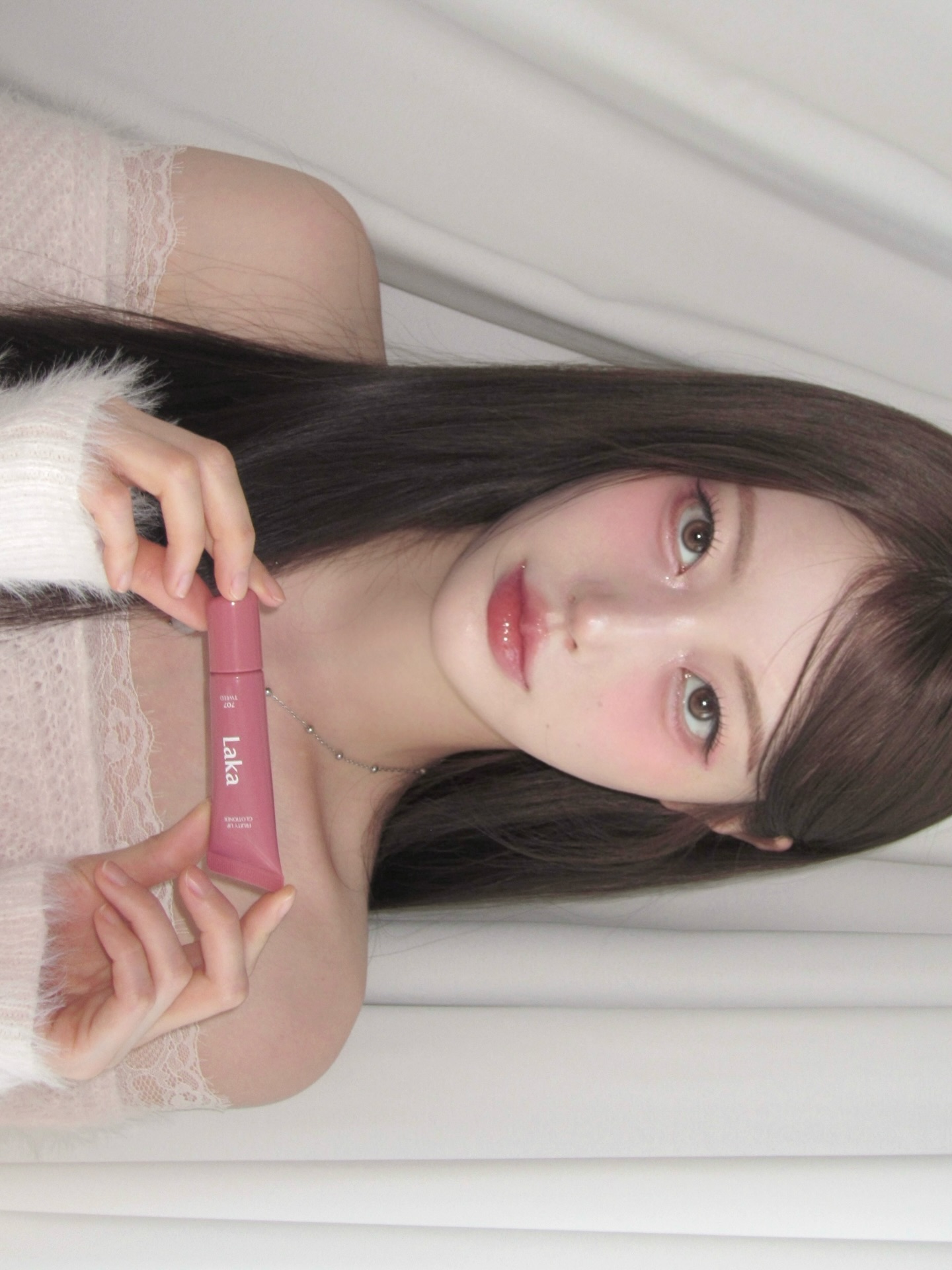 #광고 @laka.official

겨울에 입술도 더 잘 트는 편이라
촉촉립을 선호하는 편 인데! 
컬러 장인 라카 BEST 제품으로 올 겨울 촉촉립 끝🤍

올해 마지막 #올영세일 때 
꼭 사야하는 best #라카 촉촉립!! 추천해요!!

저는 쿨톤이라 아래 컬러가 완전 찰떡이었어요 💕
투명한 물광 코팅으로 자연스러운 착색과 지속력이 좋은
#프루티글램틴트 148. 아사이 (PICK!) 
프루티 글램 틴트 146. 카야 딜

립밤, 틴트, 립글로스 한 번에 다 케어 가능한
#프루티립글로셔너 707. 트위드 (PICK!)
프루티 립 글로셔너 702. 멜츠

끈적임 없이 맑고 선명한 유리결 광택감이 매력적인
#맥시글레이어틴트 611. 온리 (PICK!)
맥시 글레이어 틴트 606. 미닝
발라봤는데,,, 쿨톤 완전 찰떡 💕

11/30~12/6 까지 24% 할인 한다고 하니까 지금 꼭 사야해요🤍

#Laka #쿨톤립 #웜톤립 #올영세일추천템 #틴트추천