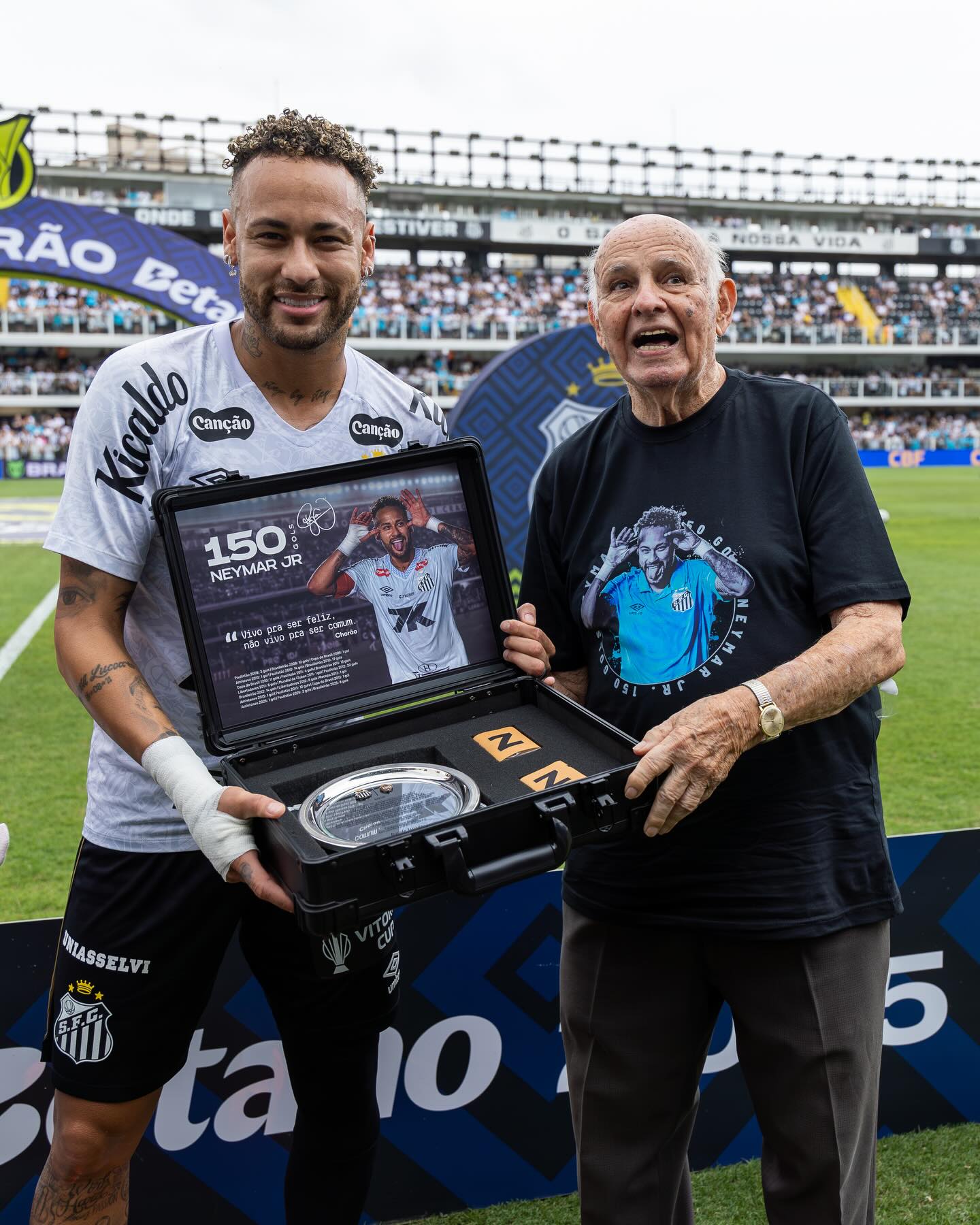 O Santos FC está muito bem servido de artilheiros.
Na imagem temos simplesmente o maior artilheiro "pós @pele (150 gols) ao lado do maior artilheiro "humano", já que de acordo com o "Canhão da Vila", o Rei não seria deste planeta (403 gols).
@neymarjr e @pepe_santosfc !!
É um orgulho que nem todos podem ter 🤍🖤
.
Santos FC is well-served of goalscorers.
On this image we simply have the greatest top-scorer "post-Pelé" (150 goals), next to the greatest "human" top-scorer (403 goals).
Neymar Jr. and Pepe!!
An honor few can have 🤍🖤

📸 @nrsports