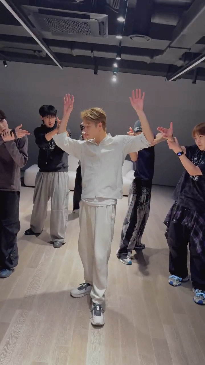 freeze

#JUNGWOO #NCT
#GOLDEN_SUGAR_TIME