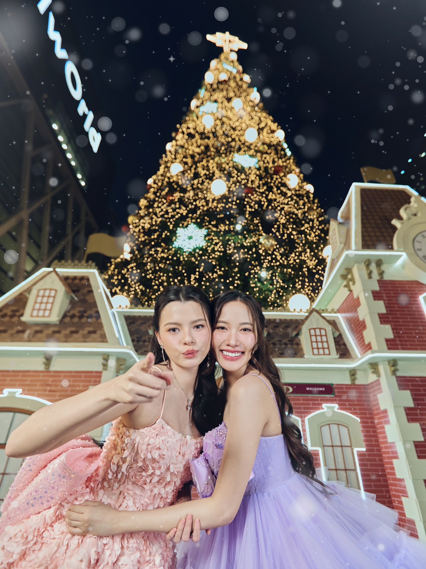 ปลายปีแบบนี้อย่าพลาดบรรยากาศสุด Festive ที่งาน Disney The Magical Stars 2026 at centralwOrld ซึ่งจะจัดขึ้นตั้งแต่วันนี้ ถึง 6 ม.ค. 69 💜✨🫶🏻

แวะไปถ่ายรูปสวยๆตามพวกเรา 2 คนกันนะคะ 🎄🧸

SAROCHA REBECCA DISNEY AT CTW
#centralwOrldXmasXFreenBecky
#centralwOrld
#CTWTheMagicalStars2026
#CTWWorldsBestFestiveDest
#เที่ยวดิสนีย์ที่เซ็นทรัล