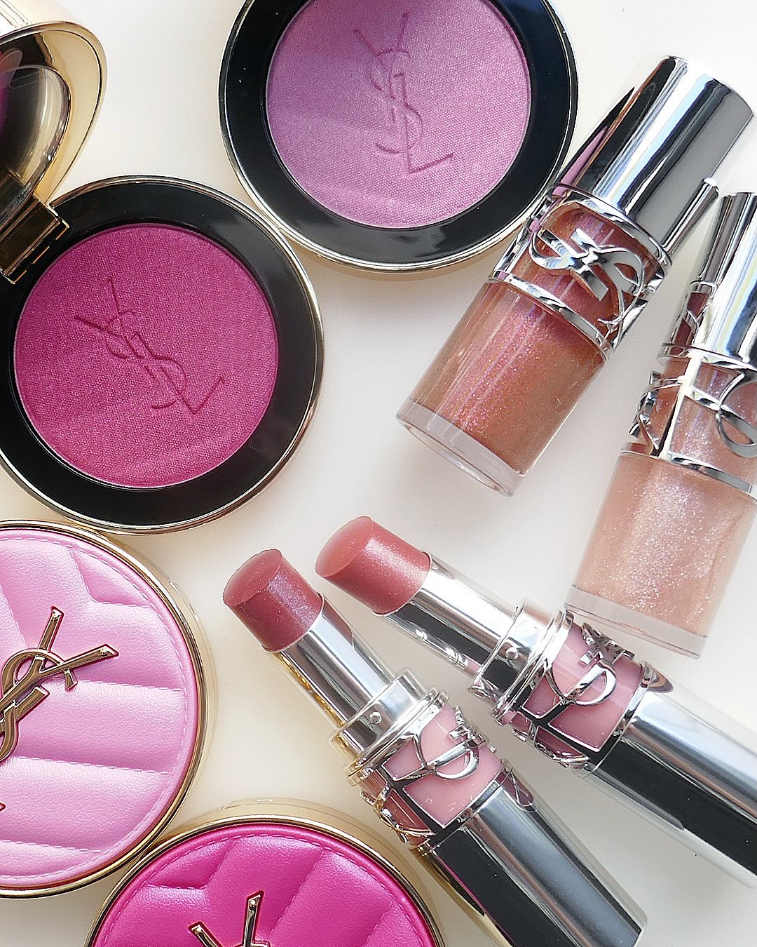 イヴ・サンローランの限定コレクション「YSL ラブストア コレクション」が解禁されました！
今回は、YSLの人気アイテムから、シュガーコーティングされたキャンディのようなグリッターカラーが登場。甘さと圧倒的な煌めきで、誰もが視線を奪われる魅力的な印象に仕上げます。
 
【商品情報をcheck】
◆「YSL ラブシャイン グロスプランパー」新2色 ￥4,950
2025年の新作であり、瞬く間に人気アイテムとなったグロスプランパー。“ジンジャーオイル”を配合し、ひと塗りで唇をボリュームアップしながら、弾けるように煌めく“ゼリーツヤ”で、ぷっくりリップに仕上げます。 
新色は…
☑＃10 STARDUST LOVE
大粒のピンクグリッターや繊細な多色パールがシュガーシロップのように輝くミスティロゼピンク。
☑＃12 HONEY MOON 
ピンクやオレンジの大粒ラメが大胆にツヤめく、甘くジューシィなアプリコットオレンジ。
 
◆「YSL ラブシャイン リップスティック」新2色 ￥6,050
ジュエリーのような透明感のある“水ツヤ感”でフレッシュに唇を彩るリップスティック。
新色は…
☑＃10 STARDUST LOVE
ピンクやシルバーのグリッターがとろけるソルベのように煌めくミルキーライチピンク。 
☑＃215 PLUM LEVITATION 
熟したプラムの芳醇な深みに、シルバーのグリッターをプラスしたモーヴプラムピンク。
 
◆「YSL メイクミーブラッシュ パウダー」新2色 ￥8,360
ヴェールのようなふんわり発色が続くパウダーチークのグリッタータイプは初登場！血色感とともに透明感とツヤ感をもたらし、立体的な印象に仕上げます。
新色は…
☑＃10 STARDUST LOVE
大粒のグリッターがコットンキャンディのような煌めくシュガリーピュアピンク。 
 ☑＃66 FUCHSIA FIZZ
甘酸っぱいサワーキャンディのような煌めくクランベリーピンク。 
 
※2026年1月2日（金）発売（2025年12月24日（水）公式オンライン ブティック・表参道フラッグシップ ブティック先行発売）
 
oﾟo｡oﾟo｡oﾟo｡oﾟo｡oﾟoﾟo｡oﾟo
『美的』公式インスタグラム @bitekicom では新作コスメの速報情報＆全色スウォッチをどんどん公開中！
タメになる美容情報は美的.comをぜひご覧ください！
oﾟo｡oﾟo｡oﾟo｡oﾟo｡oﾟoﾟo｡oﾟo 
 
#YSL#イヴサンローラン#イヴサンローランボーテ#yvessaintlaurent#メイク#メイクアップ#コスメ#新作コスメ#コスメレポ#新商品#チーク#パウダーチーク#スウォッチ#全色スウォッチ#リッププランパー#リップスティック#春#春メイク#ピンク#ピンクメイク#ピンクコスメ