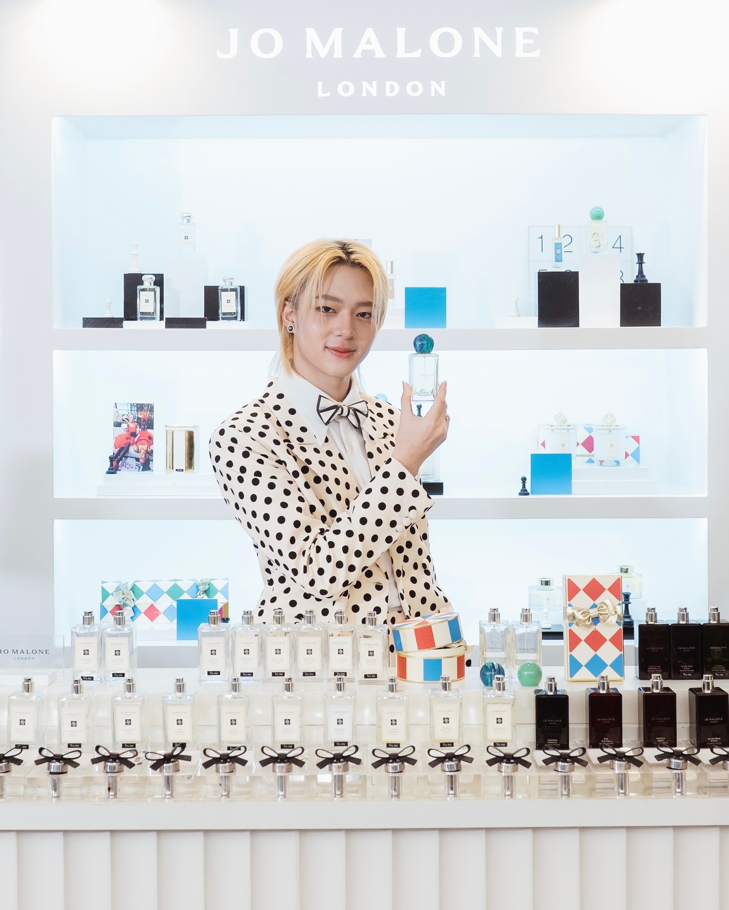 กอด ๆ ๆ น้าา เพราะนิวมี #กลิ่นน่ากอด 💙✨ ปีนี้ขอยกให้ Sandalwood & Spiced Apricot กับ English Pear & Freesia ฉีดให้ตัวเองก็ได้ หรือฉีดให้คนที่เราอยากกอดด เพราะเราจะได้กลิ่นหอมมม อยากซุกเค้าทั้งวันนน 😝 

ปล. อีเวนต์เค้ามีถึงวันที่ 2 dec เท่านั้นที่เอ็มโพเรียม ไปหากลิ่นหอม ไปเล่นเกมกันนน 

#JoMaloneLondonTH #Seasonofscent