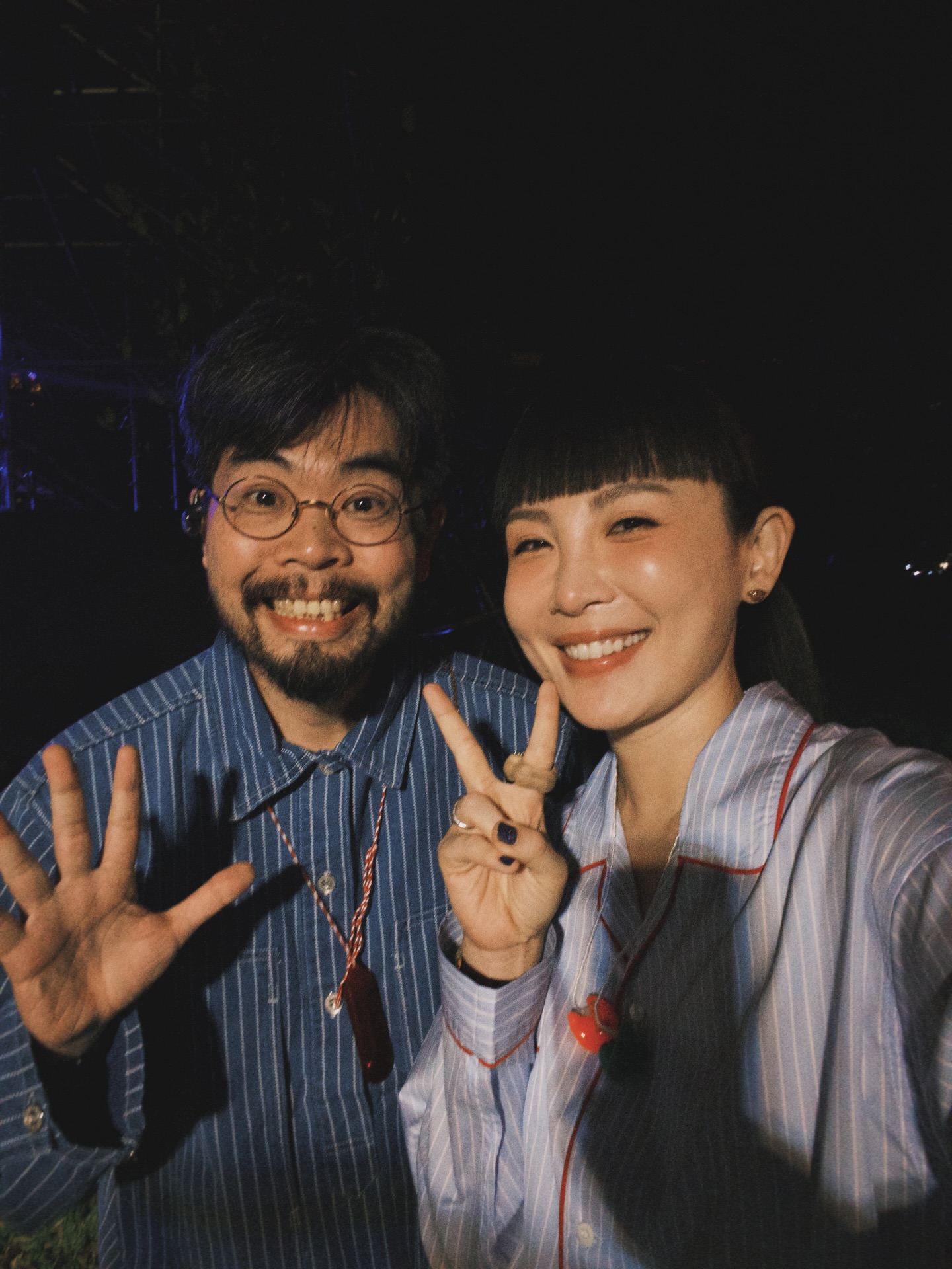 謝謝喜歡 #自然捲 的你們，我也好喜歡。

在簡單生活節 20 週年的時候一起演出，真的很難得，也很有感覺，有些歌在唱的時候，我會刻意不去多想，因為真的有滿滿的回憶，一不小心就會熱淚盈眶。

-

你們都有 #和喜歡的人在一起 嗎？
一直想念著喜歡的人，也算是一種在一起，因為聽到那些歌的時候，他就住在你的心裡。

-

謝謝奇哥，謝謝嘟嘟，謝謝 #簡單生活節 ，謝謝你們。

-

「像我這樣的女孩，你不能隨便愛。」