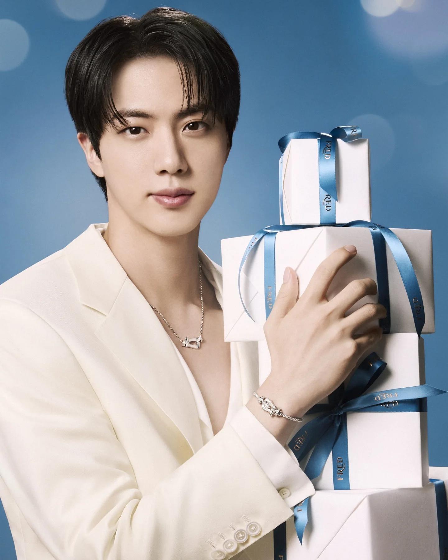 @FREDJewelry
#ad
Embark on a radiant escape with FRED & me. Happy Holiday Season! @FREDJewelry #FREDParis #SunnyFREDland