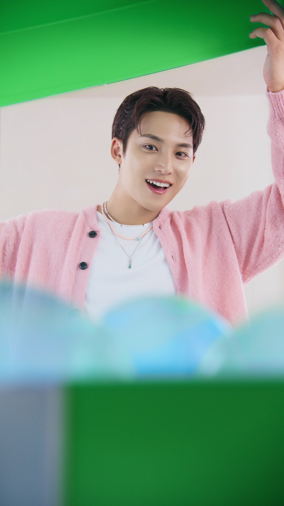 What’s that sparkle !?​

​ta-da! ⛧*̩̩͙⸝⋆ ​
The holiday gift box that MINGYU (@min9yu_k) personally curated for your dewy winter glow is finally here ​

╭───── · · ୨୧ · · ─────╮​
 YOUR SPARKLING HOLIDAY​
╰───── · · ୨୧ · · ─────╯​

​Make your year-end shine with this joy-filled Holiday Edition set — gift the most special moment of the season ˚₊·—̳͟͞͞♥ ⛟

#INNISFREE #MINGYU

커다란 상자를 여는 순간, 사르르—! ˎˊ˗​
 : ̗̀➛ 갑자기 튀어나온 이 반짝임, 뭐야 Σ(・Д・)!?​

​두근대는 마음으로 뚜껑을 열면​
짜——잔 ⛧*̩̩͙⸝⋆​
촉촉한 연말을 위해 민규(@min9yu_k )가 ​
직접 준비한 홀리데이 기프트 박스 등장!​

╭───── · · ୨୧ · · ─────╮​
 YOUR SPARKLING HOLIDAY​
╰───── · · ୨୧ · · ─────╯​
 ​
연말을 눈부시게 만들어주는​
설렘 가득한 [홀리데이 에디션] 세트와 함께​
이 겨울, 가장 특별한 순간을 선물하세요 ˚₊·—̳͟͞͞♥ ⛟​

#이니스프리 #민규