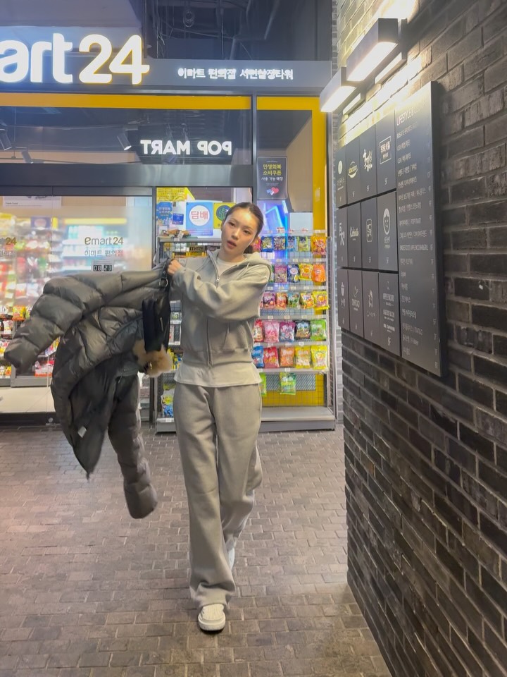 기가막힌 기모 트레이닝 세투 나왔습니다..
요즘 제 교복 
코트든 깔깔이든 정말 어디든 잘 어울리는 기모 트레이닝복 
곧 만나요🖤