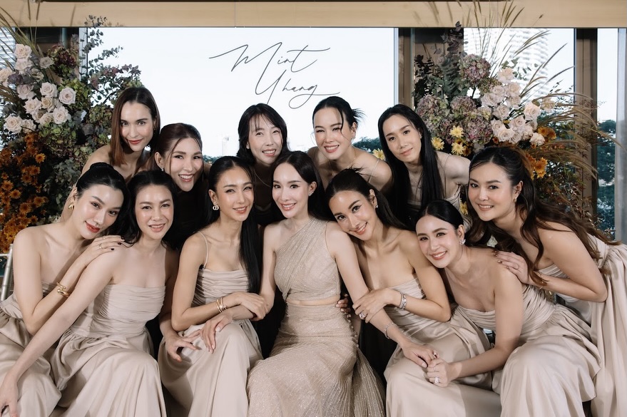 วันดีๆของน้อง @mintvongvasana ยินดีกับทั้งคู่ 💞 น้องสาวคนเล็กของพี่ๆตั้งแต่บ้านพี่เอ ถึงไม่ได้เจอกันบ่อยก็ต่อกันติดเสมอ.. ดีใจที่เห็นน้องมีความสุข  เจอคนที่รักและดูแลเป็นอย่างดี  ฝากดูแลน้องด้วยนะ @wittawit_pkg #ไม่รับคืนละนะ รออุ้มหลาน😍❤️#mintyhangwedding 

ชุดเพื่อนเจ้าสาว @biaryselected