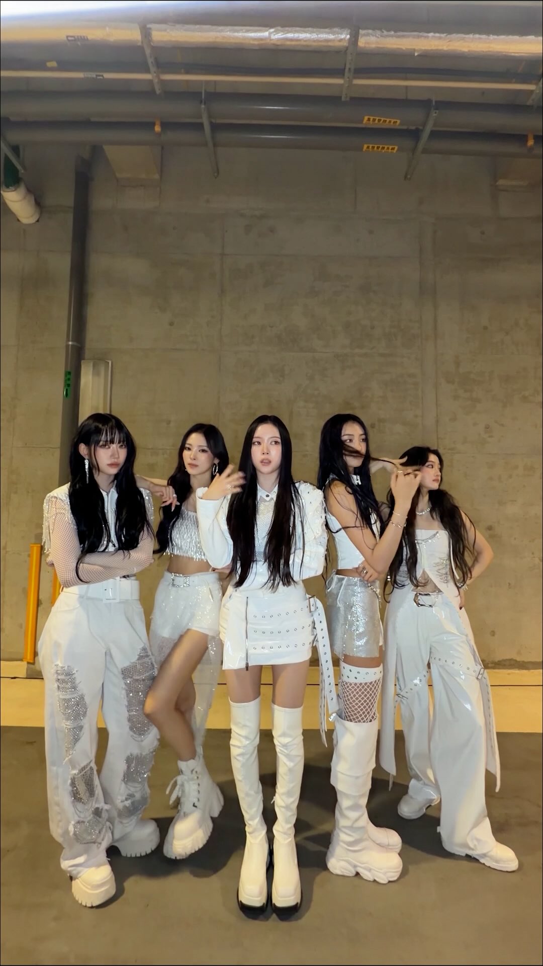 got me burnin’ burnin‘ up 🤖🪩

#MEOVV #미야오
#BURNINGUP_RushRemix#MEOVV_BURNINGUP_RushRemix
#THEBLACKLABEL #더블랙레이블