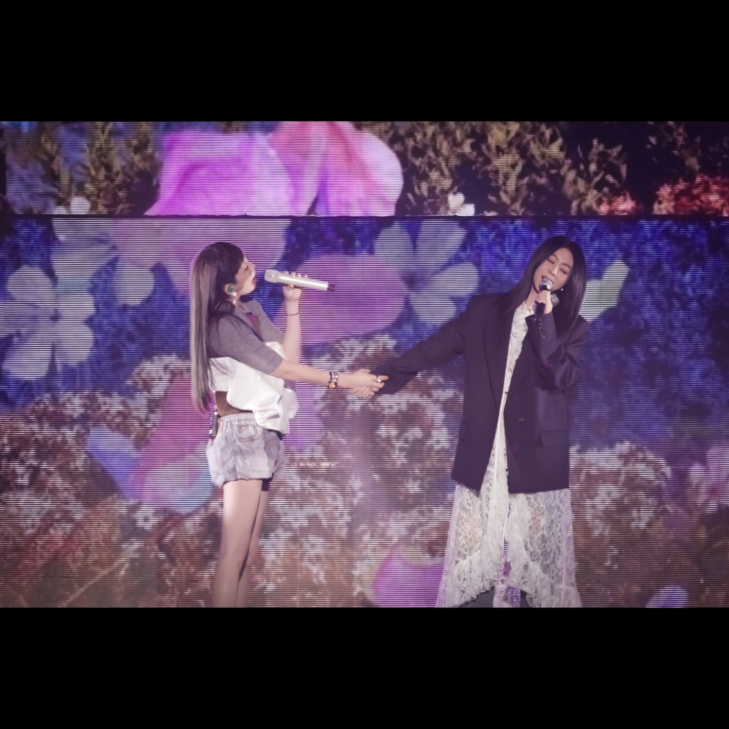 第六場的珍珠巡，因為綺貞來了，所以這一場叫做《怪綺的貞珠》。

連我自己都非常綺待能再一次和他一起唱「在不確定的世界裡」，第一次合唱是《捉迷藏》小巨蛋演唱會，已經是十一年前了，這是一首很特別的歌，很少的文字卻帶給聽者無限的想像，很輕很輕的吟唱再到連續的、有爆發力的”擁抱我”！

這首歌對當時的我來說是有點難理解的，總覺得還有什麼是我還沒有發現的秘密，十一年過去了，感覺這首歌還是像礦石一樣。

綺貞的聲音很溫柔，當他一開口，整個世界都會變成一種真空的狀態，所以當我站在他的旁邊的時候，我真的都要石化了。

謝謝綺貞女神來玩，誰能不愛你呢。

-

謝謝，一直感覺被大家疼愛著，第一眼你未必選我，但是謝謝你們來看演唱會，有些陪伴和感動會持續很久很久。

p.s.謝謝阿雞的新魔術，哇哈哈哈！

-

《怪奇的珍珠》我們明年見🤍🤍🤍

-

飾品 @yvmin_official