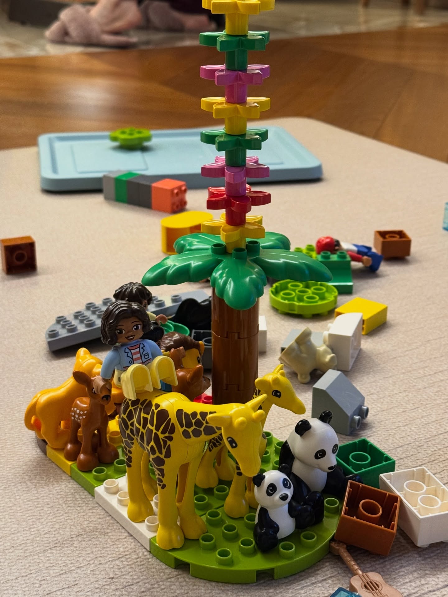 佢話要砌返個屋企俾宏福苑嘅居民😭😭😭 仲寫咗張心意卡比佢哋 #老母心底直接淚崩🥹🥹🥹 #溫暖的孩子❤️ #但不確定為什麼有那麼多動物的存在😅