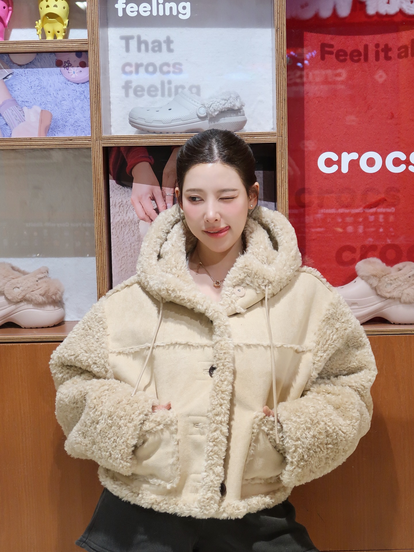 #광고 주말에 성수동 데이트 가신다면!!!!😆

성수 무비랜드에서 열리는 크록스 팝업 놀러가세요💖
12월 6일,7일 주말 동안 ’사랑이 필요한 계절(WINTER NEEDS LOVE)‘ 행사가 진행된대요!
영화 티켓팅은 실패했지만 그냥 가도 즐길 게 너무 많더라구요☺️ 가챠 이벤트까지 야무지게 즐기고 왔답니다!
2층에 올라가면 지비츠™ 바와 크록스 릴 클래식 오너먼트로 트리도 있었어요 ( 트리 덕후 설레버려..🎄🎄 ) 

무료 커피, 가챠 뽑기 같은 이벤트와 포토존도 많아서 놀러 가시면 시간 순삭 입니당 ㅎ
별도 예약 없이 즐길 수 있으니 꼭 가보시라우!!🥰
@crocskorea #Crocs #크록스 #크록스코리아 #지비츠 #무비랜드 #사랑이필요한계절