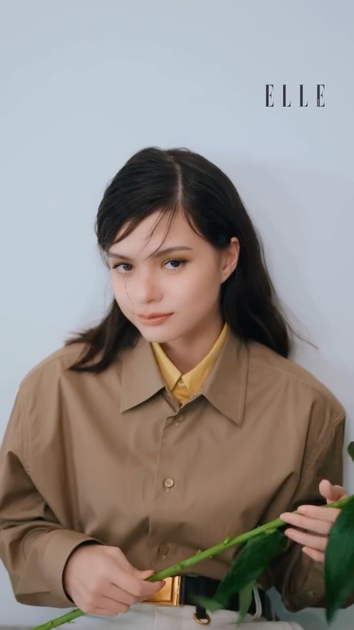 #ELLEDigitalCover หลากลุค หลายสไตล์ที่สะท้อนคาแร็กเตอร์ของผู้หญิง @tods ยุคใหม่ที่ทั้งเรียบหรูและทะมัดทะแมงที่ถ่ายทอดโดย เบคกี้ รีเบคก้า @beccca นักแสดงสาวคนโปรดของชาวแอลที่กลับมาในแฟชั่นเซ็ตดิจิทัลคัฟเวอร์ประจำเดือนธันวาคม กับคอลเล็กชั่น Pre-Spring 2026 ที่ยังคงเชิดชูความเป็นเลิศด้านงานฝีมือชั้นสูงและสไตล์แบบอิตาลีอันเป็นเอกลักษณ์ผ่านดีไซน์อันเฉียบคม ทั้งลุคเชิ้ต กางเกงสุดเท่, ลุคกระโปรงสีขาวแมตช์กับแจ็กเก็ตตกแต่งฮู้ดหรือเสื้อยืดเรียบหรูที่คล่องตัวได้อย่างอิสระ หรือเทรนช์โค้ตหนังกลับ Pashmy ที่เสริมความสง่างาม พร้อมคอมพลีตลุคด้วยแอ็กเซสเซอรี่ส์ชิ้นเด่นอย่างรองเท้ารุ่นไอคอนิก Gommino, รองเท้าหนังทรงหัวแหลม, กระเป๋ารุ่น T Timeless, กระเป๋ารุ่น Wave สุดไอคอนิก หรือรุ่น Di Folio ที่ตอบโจทย์ทุกไลฟ์สไตล์ในทุกๆ วันของผู้หญิงยุคใหม่ได้อย่างลงตัว

#ELLEThailand 
#Tods #beckysangels 
#TodsxBecky 

Videographer : Ketsara Leecharoen
Fashion Director : Ice’o Panchiracharoen Makeup : Chanajit Dechasatidwong
Hair : Akkarachai Deadpan