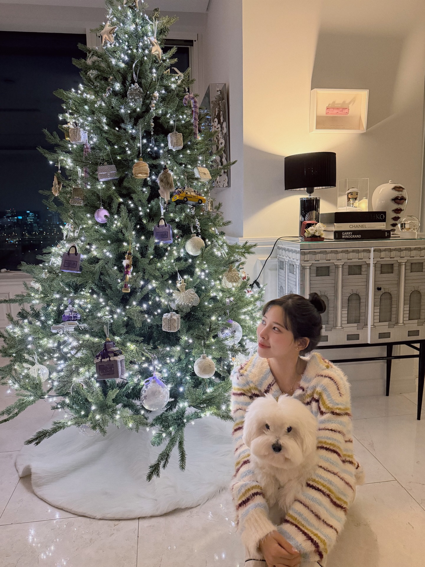 본가 왔다가 트리 개시!!!✨🎄🫶🏻💕 
저는 이렇게 트리를 꾸밀 때면, 나둥이들과 처음 만난(?) 날이 생각나요ㅎㅎ 기억하시나요 우리의 첫 만남…❤️🥹
그 시절이 제게는 정말 특별하고 감사했던 순간이라 그런지, 오래도록 기억에 남는 거 같아요. 원래도 좋아하던 겨울이지만 나둥이들 덕에 더더더더 좋아졌답니다🙈🙈🥰 몽글몽글…☁️ 우리!! 이번에도 끝내주는 연말을 보내봅시다!☺️🫶🏻