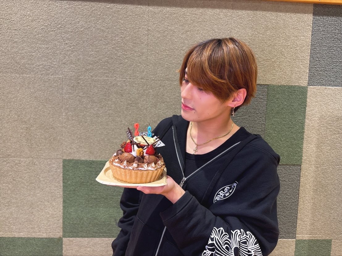 28歳🙃

メンバーからケーキ貰いました🍰

幸せだぜ