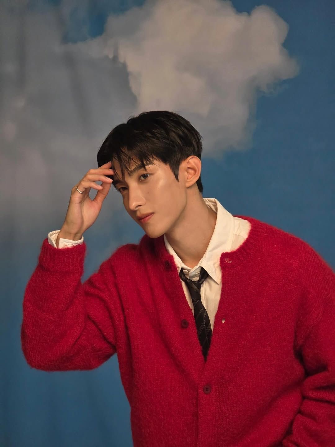 @saythename_17 成員 @dk_is_dokyeom 公開早前為護膚品品牌拍攝的硬照花絮！分別連換三套秋冬毛衣造型的他帥度十足：從亮眼紅色針織、氣質深藍外套到奶油色毛衣的清爽感，各展截然不同的型格魅力，完美演繹秋冬氛圍感。

📸@dk_is_dokyeom 
Follow us @ellemenhk

#ELLEMEN #ELLEMENHK #ELLEMENCELEB  #SEVENTEEN #세븐틴  #scoups #jeonghan #정한 #joshua #조슈아 #jun #준 #hoshi #호시 #wonwoo #원우 #woozi #우지 #dk #도겸 #minkyu #민규 #the8 #디에잇 #seungkwan #승관 #vernon #버논 #dino