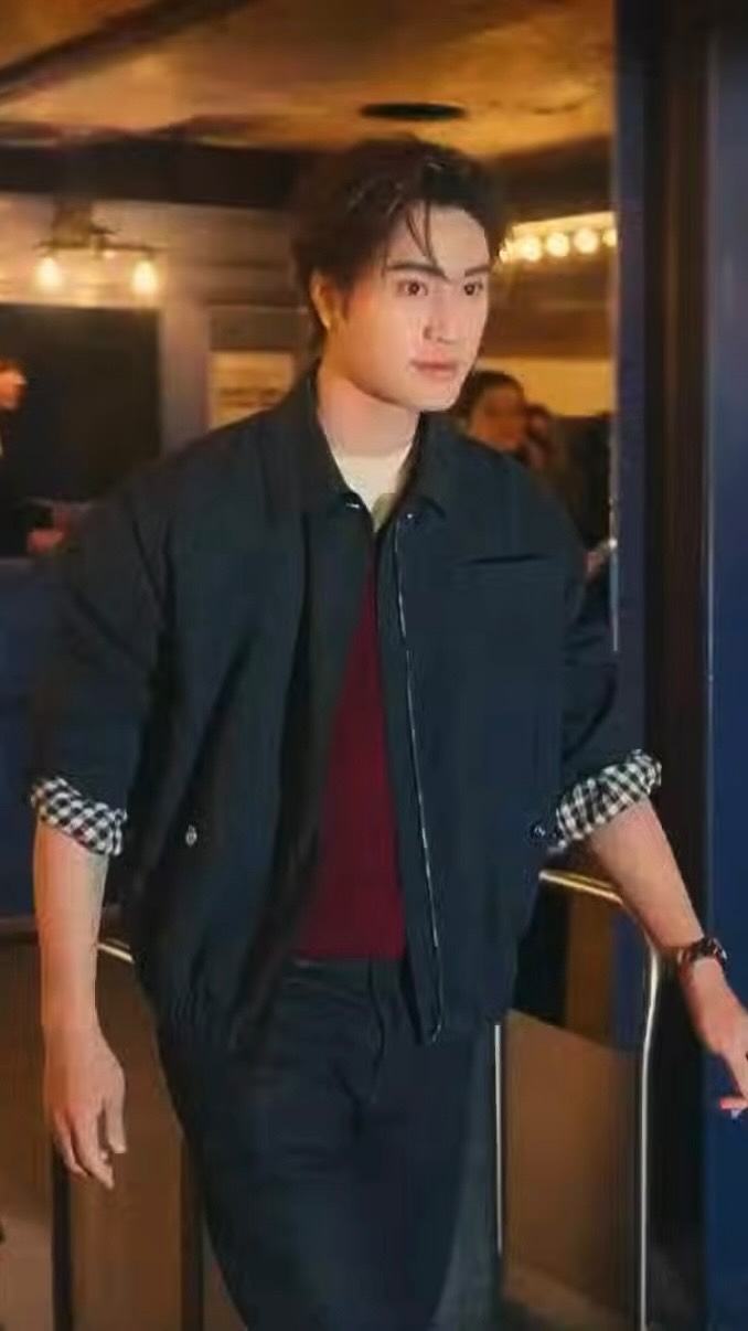 New York waits for no one — except our golden @chanelofficial boy @gemini_nt 🍎🏢🍾

And according to the maison, there’s no better way to seal the moment than with a ride on the subway — or at least a stroll along the platform, which became the backdrop for Matthieu Blazy’s debut Métiers d’Art show. Keep watching for more moments from the Harrow kid 😍

#geminint #gemini_nt #เจมไนน #gemininorawittiticharoenrak #chanelxgemini #geminixchanel