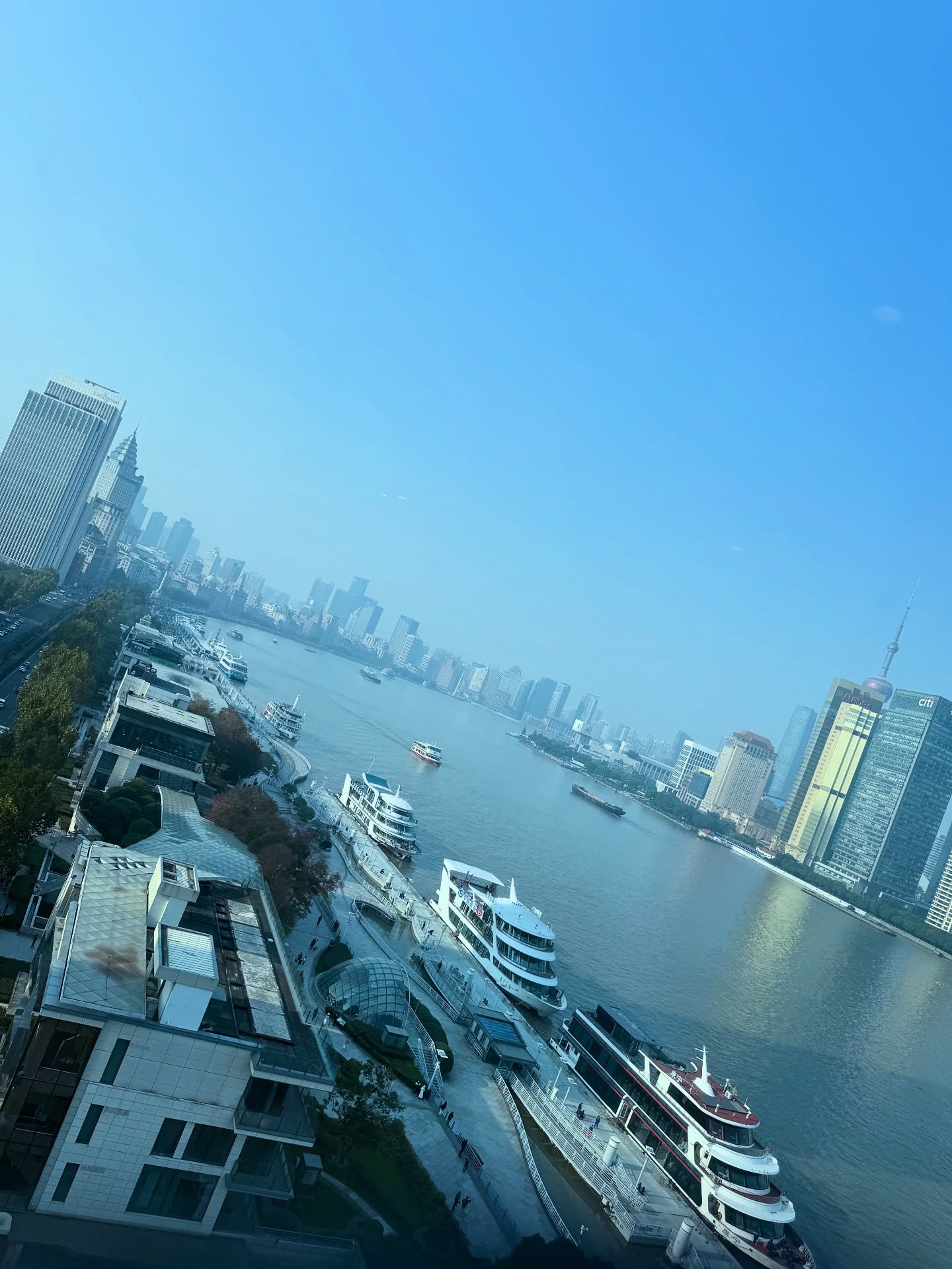 Can’t believe it’s already December.

Here—making music, meeting people.

Grateful for every moment and every opportunity that brings us together.

Hope you’re all doing great. Stay warm.

近在咫尺，又似遥远。 

遥远之中，却又靠近。

音乐是连接我们的那条隧道。

已经不敢相信都十二月了。
我这边——在创作音乐、见见朋友。
希望你们一切都好。注意保暖。

気づけばもう１２月

こちらは

音楽作ったり

人に会ったり

全ての機会に感謝

そちらはどう？

寒くなってきたので、暖かくしてね