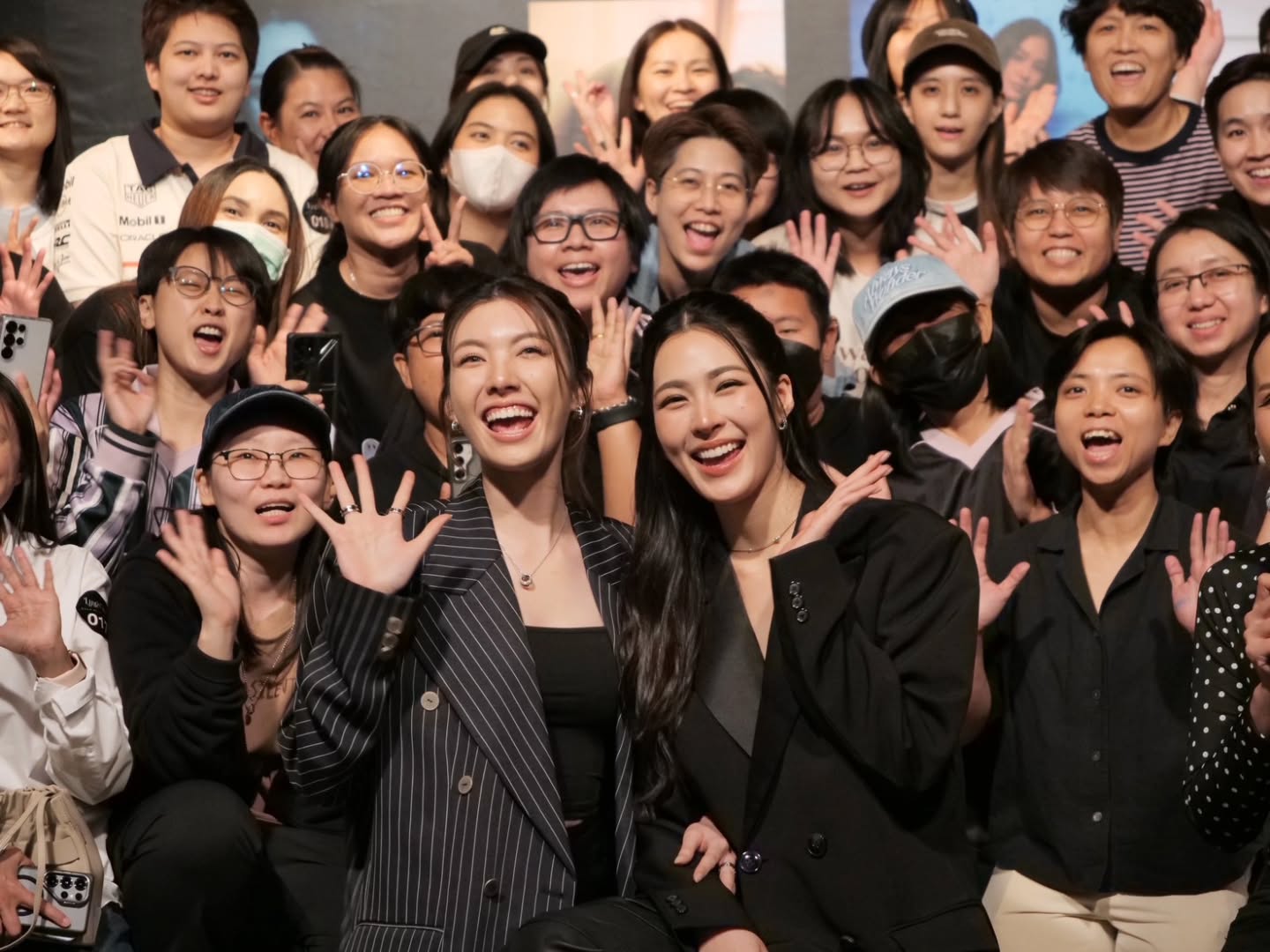 ภาพบรรยากาศ #หลิงออม กระทบไหล่สุด Exclusive ผู้โชคดี 100 คน แจกความสดใจ ในงาน "LING & ORM When We're 2gether Photobook"

#WhenLingOrm2GetherMoment
#LingOrm