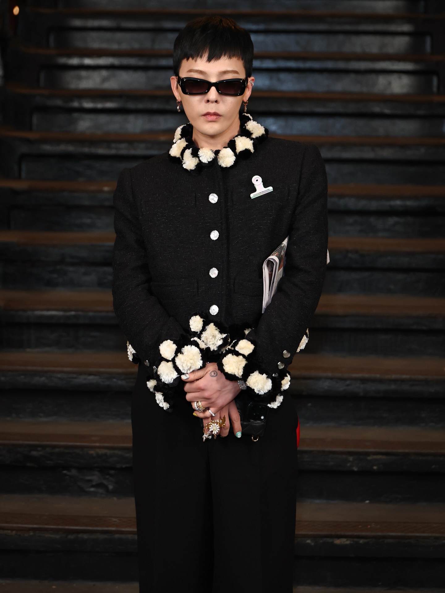 G-Dragon @xxxibgdrgn 閃耀出席紐約 CHANEL MÉTIERS D’ART 2026 時裝騷，氣場無處不在！ G-Dragon @xxxibgdrgn 驚喜現身紐約，出席 @chanelofficial 2026 Métiers d’art 工藝坊系列大騷。作為品牌大使的他，身穿 CHANEL 經典黑色斜紋外套，標誌性的圓領與鈕扣設計散發優雅氣息，下擺與領口卻綴以誇張的黑白絨球流蘇，搭配全黑寬褲與雙色鞋，手拿充滿藝術感的圖案手拿包，加上那副個性墨鏡，GD 完美示範將奢華工藝與街頭叛逆感完美融合。

📸Photo by Cindy Ord Getty Image
Follow us @ellemenhk
#ELLEMEN #ELLEMENHK #ELLEMENCELEB #ELLEMENFASHION #GDragon #GD #KwonJiyong #權志龍 #BigBang #CHANEL #CHANELMetiersDart #CHANELinNYC #지드래곤 #ellemenmolly