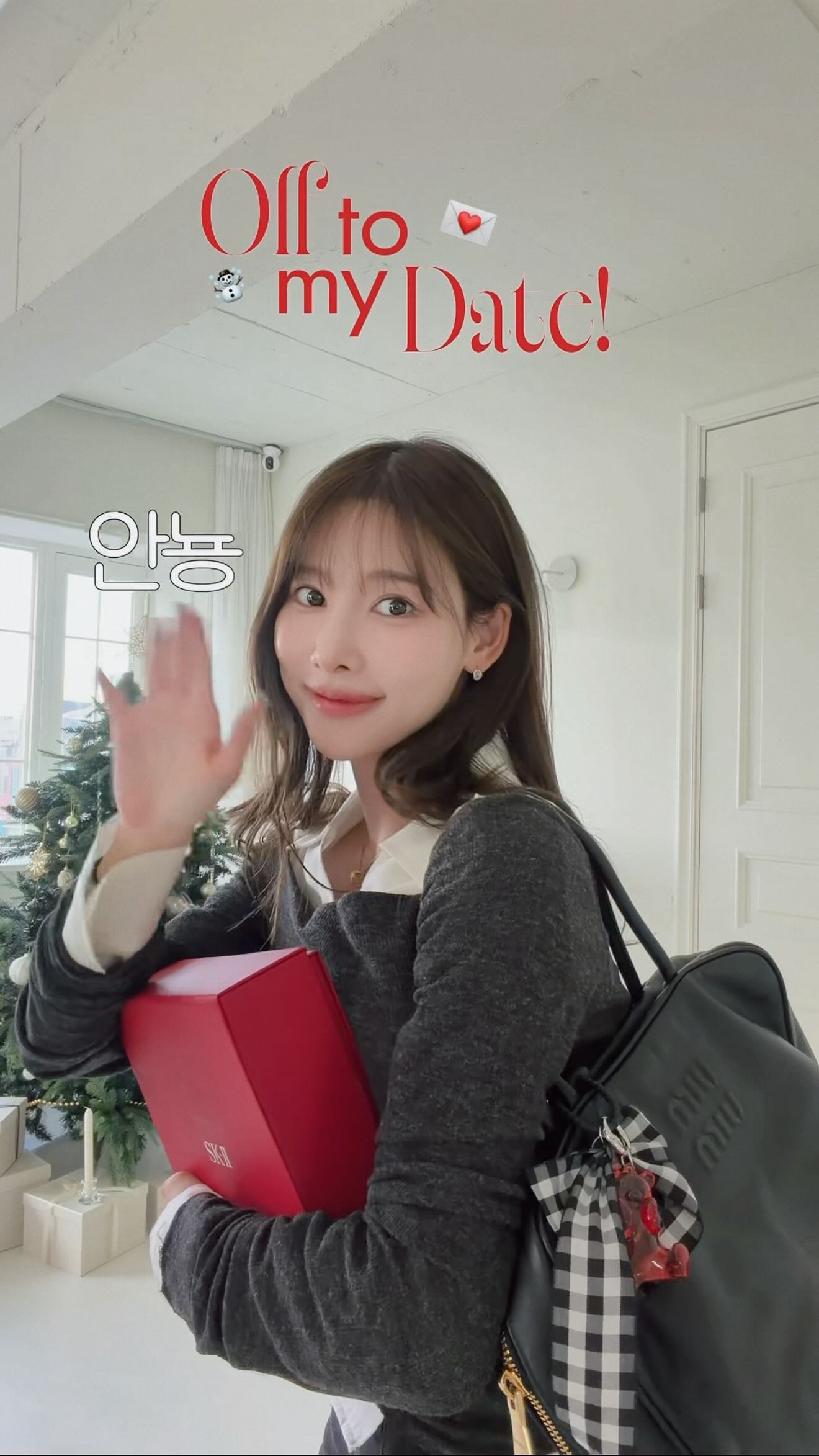 나 연말에는 매일매일 예쁘게 꾸미고 나가고 싶다....❤️ #광고

가는 곳마다 트리도 있고 설레는 마음에 연말에는 괜히 더 신경써서 준비하는 것 같아요 저만 그런가요?🎅❄️
올해 연말에 제가 푹 빠진 스킨케어템은 바로 SK-II 피테라 에센스입니다💖 워터리한 제형이라 가볍게 스며드는데, 쓸수록 피부 결이 투명해져서 유튜브에서도 소개했던 찐템이거든요..🥰

지금 컬리뷰티 홀리데이 이벤트에서 배송도 새벽배송으로 바로 받을 수 있고, 기간 한정 20% + 10% 컬리 스페셜 쿠폰까지 쓸 수 있으니깐!! 다들 아끼는 사람에게 스킨케어 선물해 보세요💝 
( 귀여운 매직 베어 키링도 주는데,,, 이건 주지말고 나둥이들 가져...! )

@skii #SKII #피테라에센스 #TimelessSkincareIcon #SK2