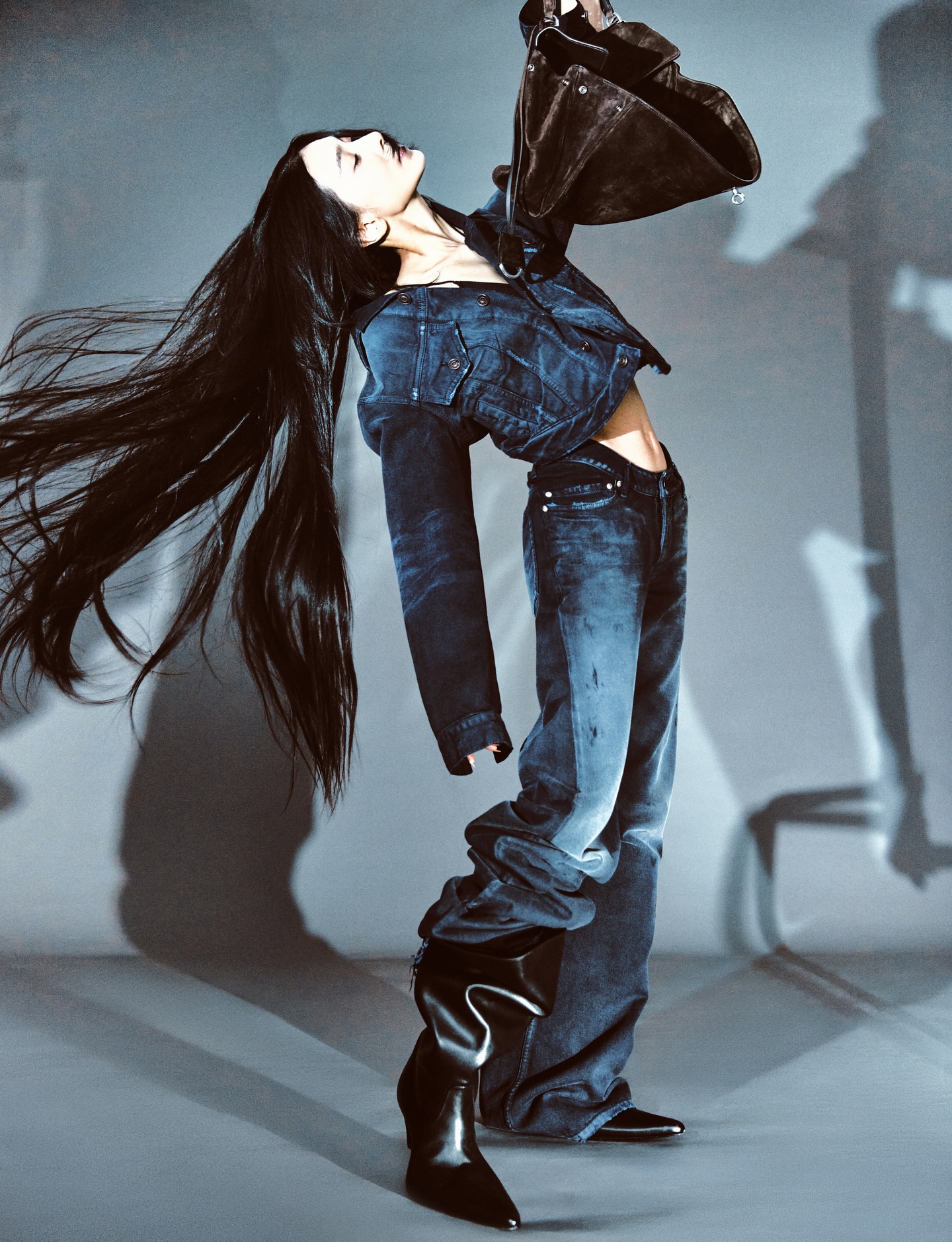 WINTERLESS LOVELESS #협찬

@kim_seohyung
@balenciaga

“발렌시아가는 나를 다정하게 만들어줄 때가 있는 것 같아요. 원체 블랙을 좋아하기도 해요. 그런데 발렌시아가는 거기에 뭔가 하나가 더 있죠. 나 오늘 시크하고 싶고, 멋지고 싶은데 (입고 있는 발렌시아가 재킷의 후드를 푹 뒤집어쓰며) 이렇게 따듯할 수도 있고, 다정해져요. 그러니까 플러스알파인 거죠.”
믿고 보는 조합. 김서형의 더 많은 화보컷과 인터뷰는 <데이즈드> 윈터 에디션에서. 

editor KIM SOYEON(KIM)
text KWON SOHEE(SOHEE)
fashion SHIN HYERYEON, YUN SANGMI
photography CHOI NARANG
art PARK JIMIN(GEEMEE)
hair OH JIHYE
make-up CHOI MINSEOK
set HWANG SEOIN
assistant LEE YUNSEUNG

#김서형 #발렌시아가 #Balenciaga

Discover more in <DAZED> KOREA 2025 Winter Edition.