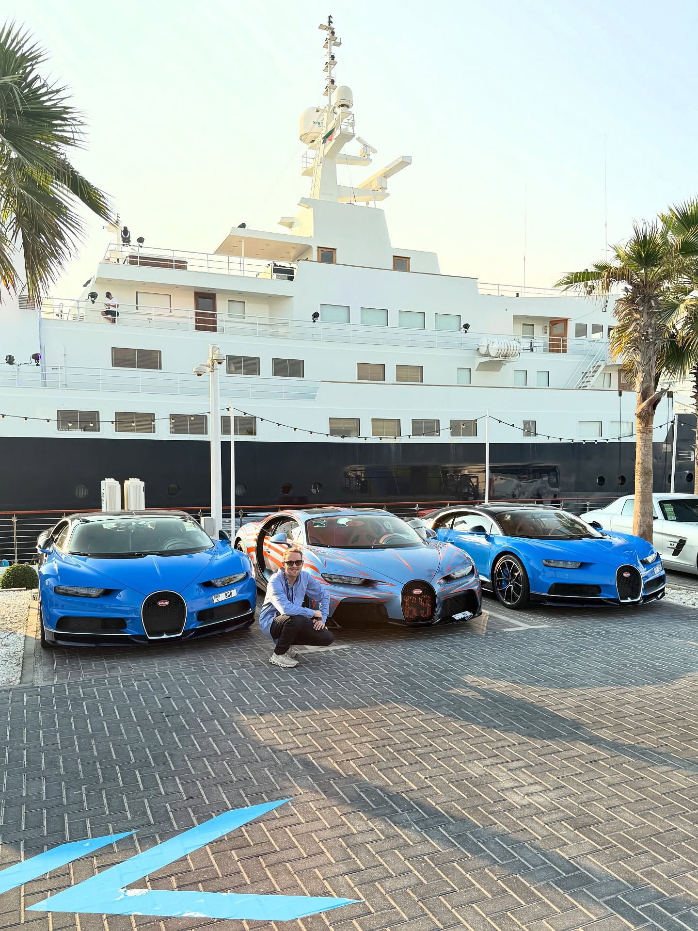 Insane start to the Abu Dhabi GP with @redeye.events atmosphere is crazy and some unbelievable cars 🤪 

#AbuDhabi #GrandPrix #F1