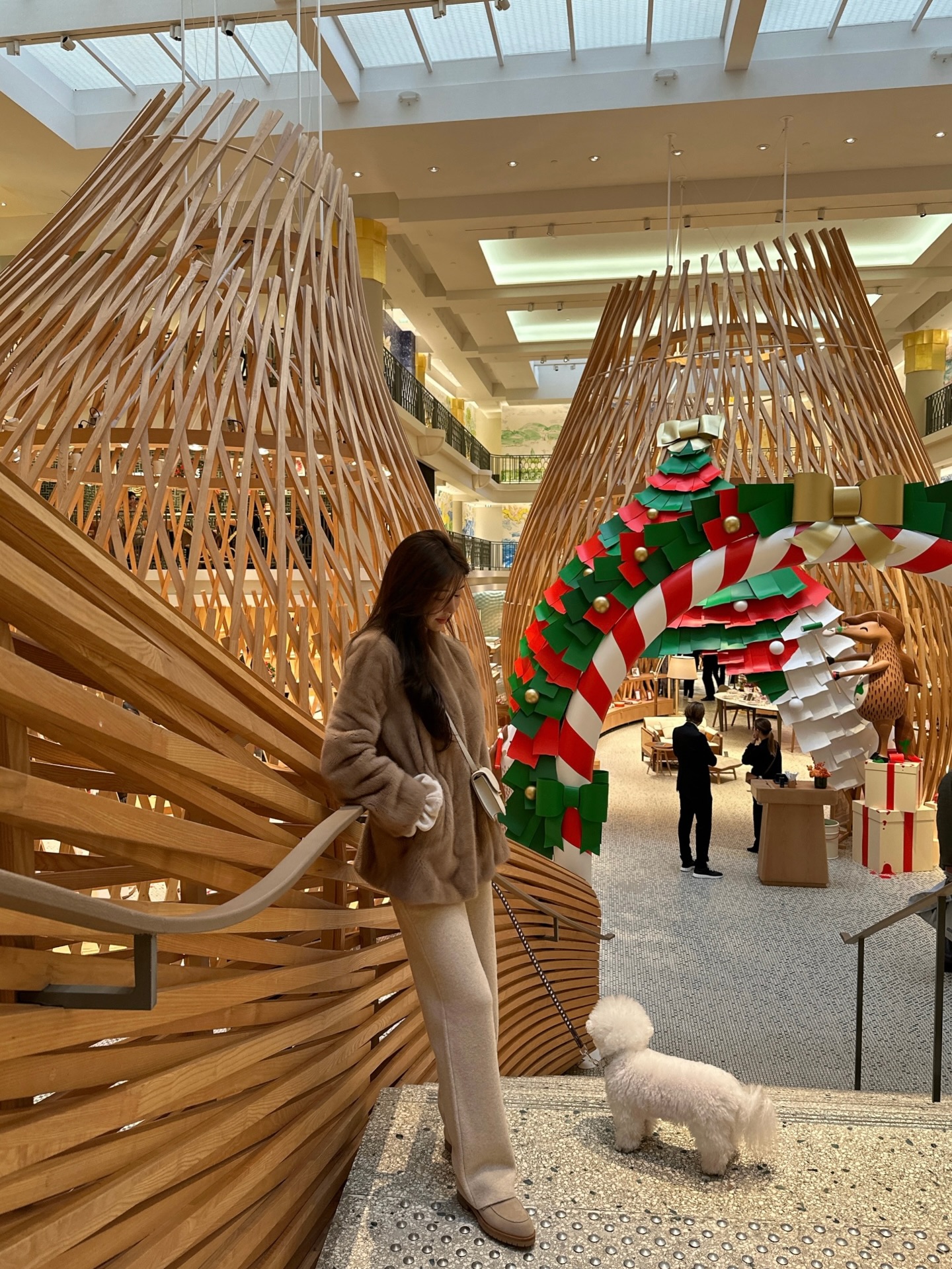 연말 분위기가 가득한 파리 🔔✨
내일 출시될 마렌, 오늘은 니트팬츠와 리얼웨이 룩으로...
@lapla__official 
12/2부터 홀리데이 컬렉션들이 오픈됩니다.
출시할때 금액적 혜택이 가장 좋으니 야무지게 챙겨주세요!