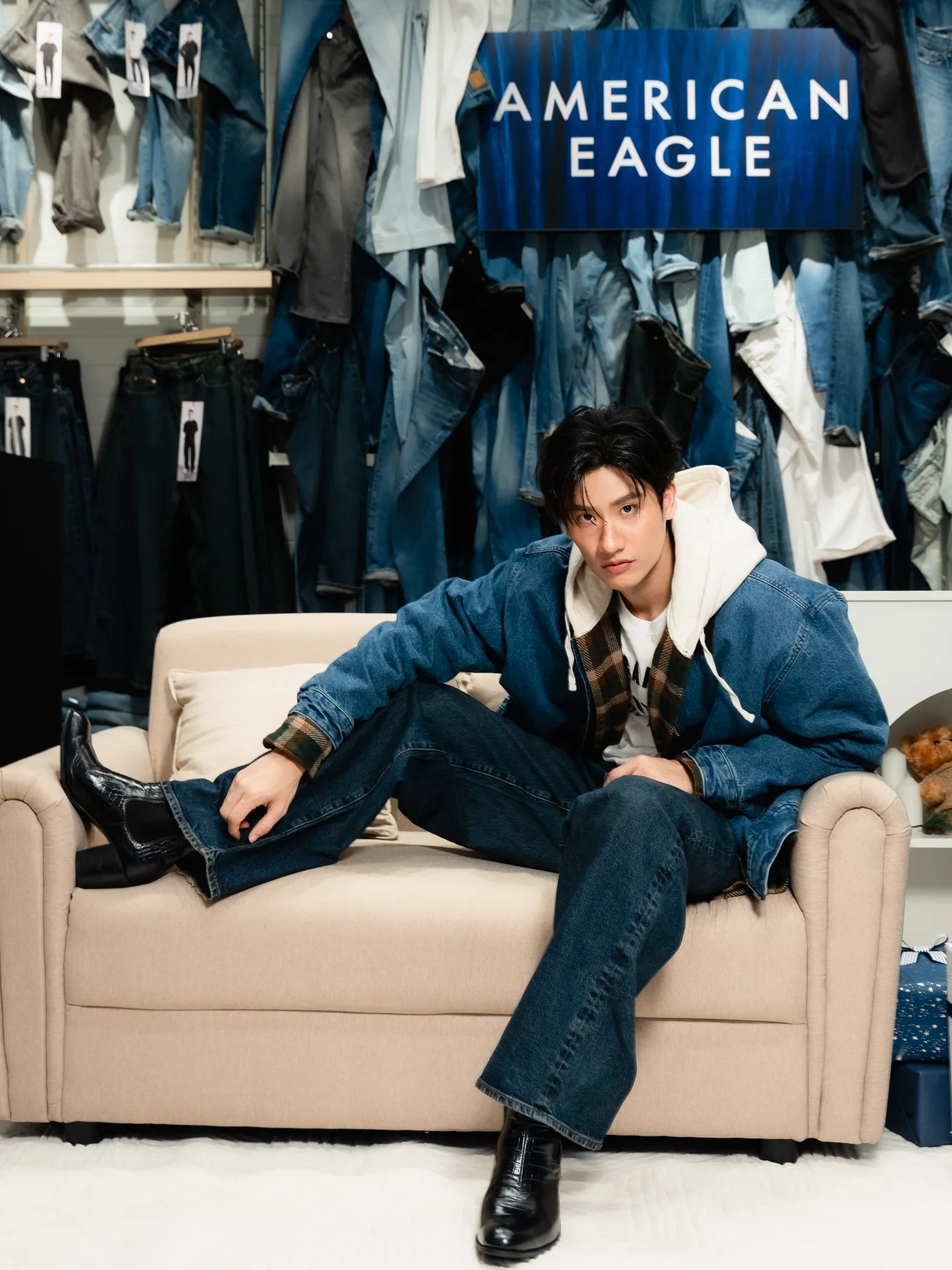 Soft layers, warm denim, and the all-new Barrel Jeans for cozy holiday vibes 👖❄️ @americaneagleth #AmericanEagleTH #AEJeans