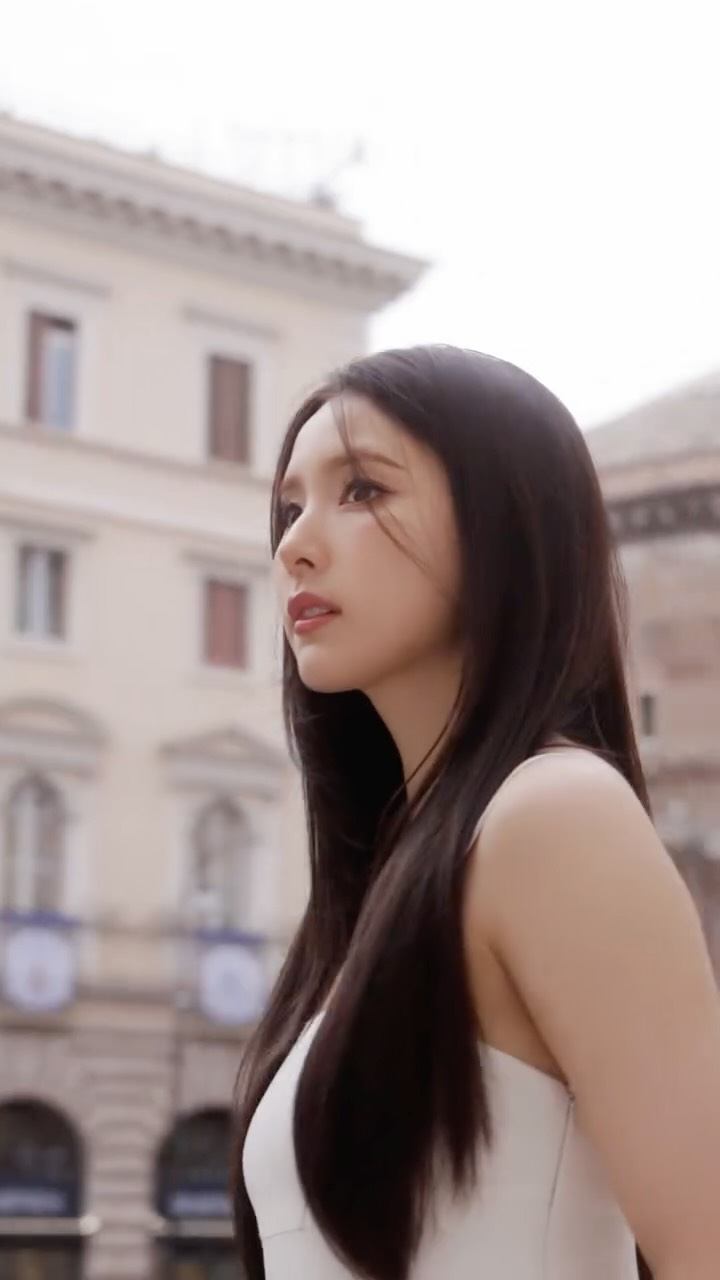 #협찬 #VogueView
Brunello: the Gracious Visionary

브루넬로 쿠치넬리가 다큐멘터리 영화 <Brunello, The Gracious Visionary>를 선보였습니다. 예술과 영화사의 상징적 공간인 이탈리아 로마의 치네치타(Cinecittà)에서 전 세계 최초로 공개된 특별한 순간이었죠. 로마의 따스한 햇살 아래, 배우 신세경이 치네치타의 고대 로마 세트장을 거닐며 브루넬로의 역사적 장면에 함께했습니다. 브랜드 세계관의 영감이 되어온 로마에서 펼쳐진 브루넬로 쿠치넬리의 낮, 그 아름다운 순간을 지금 영상으로 함께 느껴보세요.
-
@sjkuksee @brunellocucinelli @brunelloilvisionariogarbato #Brunellofilm #brunellocucinelli #브루넬로쿠치넬리