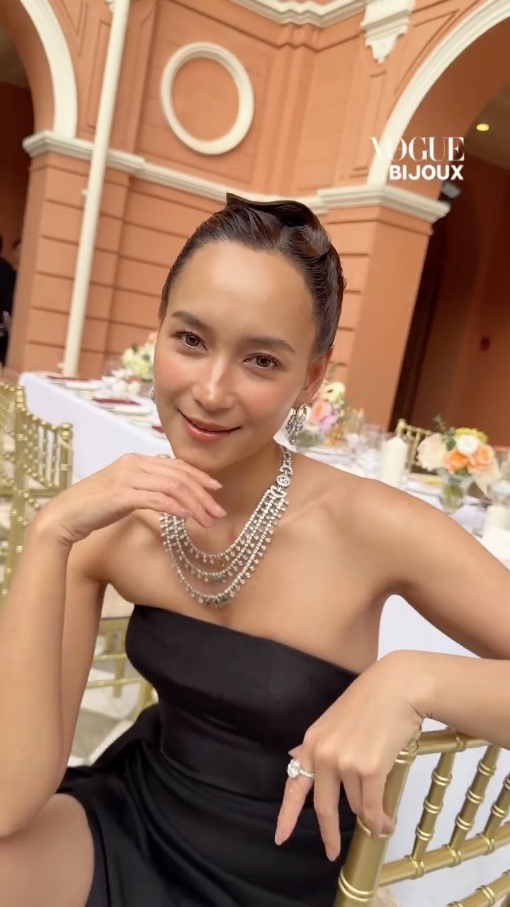 #VogueBijoux ซูมดูรายละเอียดชิ้นงานสุดเลอค่า 88 ชิ้นในงานกาล่าดินเนอร์ เผยโฉมคอลเล็กชั่น ‘Treasure of Dreams’ ผลงานสร้างสรรค์ระหว่าง SIRIVANNAVARI และ Beauty Gems ท่ามกลางบรรยากาศของพระราชวังสราญรมย์ โดยมีจุดเริ่มต้นจากภาพสเก็ตช์ฝีพระหัตถ์ มาสู่ชิ้นงานไฮไลต์คือ ‘เข็มกลัดนกแอบรัก’ (The Royal Love Brooch) อันสะท้อนถึงจิตวิญญาณแห่งความรักของหญิงสาว ผู้มีหัวใจอันเปี่ยมไปด้วยความรักและพลังในการสร้างสรรค์   ผลงานเลอค่าของพฤกษาและสรรพสัตว์  เริงร่าอยู่บนผลงานหลากหลาย ทั้งสร้อยคอ แหวน ต่างหู และเข็มกลัดที่ซ่อนเร้นความหมายที่สำคัญ ผ่านงานออกแบบจิวเวลรีที่ทันสมัย พลิ้วไหวไปกับทุกท่วงท่ายามสวมใส่ และเต็มไปด้วยรายละเอียดอันประณีต ผ่านการคัดสรรอัญมณีหายาก และศาสตร์การเนรมิตจิวเวลรีชั้นสูงโดยช่างฝีมือไทย ที่ควรค่าแก่การเป็นผลงานอันน่าสะสม #Sirivannavari #SirivannavarixBeautyGems #TreasureofDreams #HighJewelryCollection