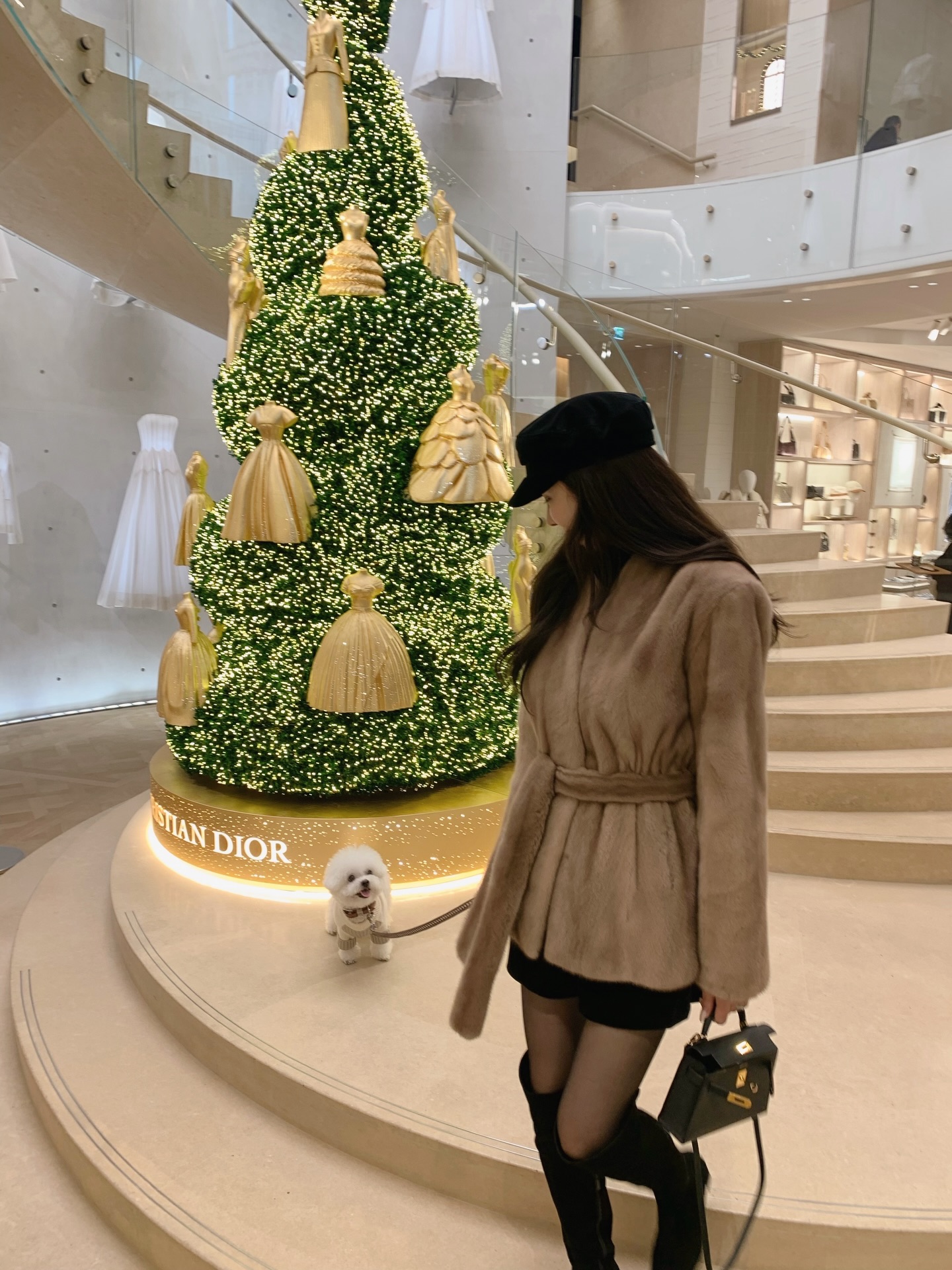 저희는 파리 왔어요 🎄🤎
루키를 늘 두고가는게 마음에 걸렸는데..
올해는 함께여서 두배로 힘이 나네요! 
라플라 홀리데이 컬렉션 촬영 열심히 해볼게요 화이팅!!!