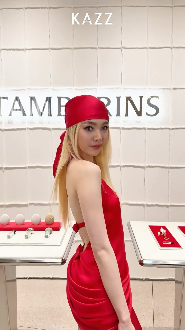 2 PEOPLE CHALLENGE! 2️⃣🔔

อยู่กับเหล่าตัวท็อป! “ออม - ไบร์ท - วิน - โฟร์ท” ในงาน Haus Nowhere Bangkok Grand Opening 🖤

IICOMBINED กลุ่มธุรกิจไลฟ์สไตล์ระดับโลกจากเกาหลี เปิด Haus Nowhere Bangkok นำเสนอประสบการณ์รีเทลเชิงสร้างสรรค์สู่ประเทศไทยเป็นแห่งแรกในเอเชียตะวันออกเฉียงใต้ พร้อมเปิดสโตร์แห่งแรกในไทยของแบรนด์น้ำหอมชื่อดัง “TAMBURINS” และสโตร์ที่ใหญ่ที่สุดในประเทศไทยของแบรนด์แว่นตายอดนิยม “Gentle Monster” อีกทั้งยังพา “Sunshine Giant Dog” อินสตอลเลชันน้องหมาดัชชุนด์ไซส์ยักษ์ สัญลักษณ์อันเป็นไอคอนิค มาปักหมุดแลนด์มาร์กแห่งใหม่นอกกรุงโซลเป็นครั้งแรก โดยจะจัดงาน Haus Nowhere Bangkok Grand Opening เปิดตัวอย่างยิ่งใหญ่ในวันที่ 8 ธันวาคม 2568 ก่อนจะเปิดให้บริการอย่างเป็นทางการวันที่ 10 ธันวาคม 2568 ณ ไอคอนสยาม

#HausNowhere #HausNowhereBangkok 
#GentleMonster #TAMBURINS 
#KAZZMAGAZINE