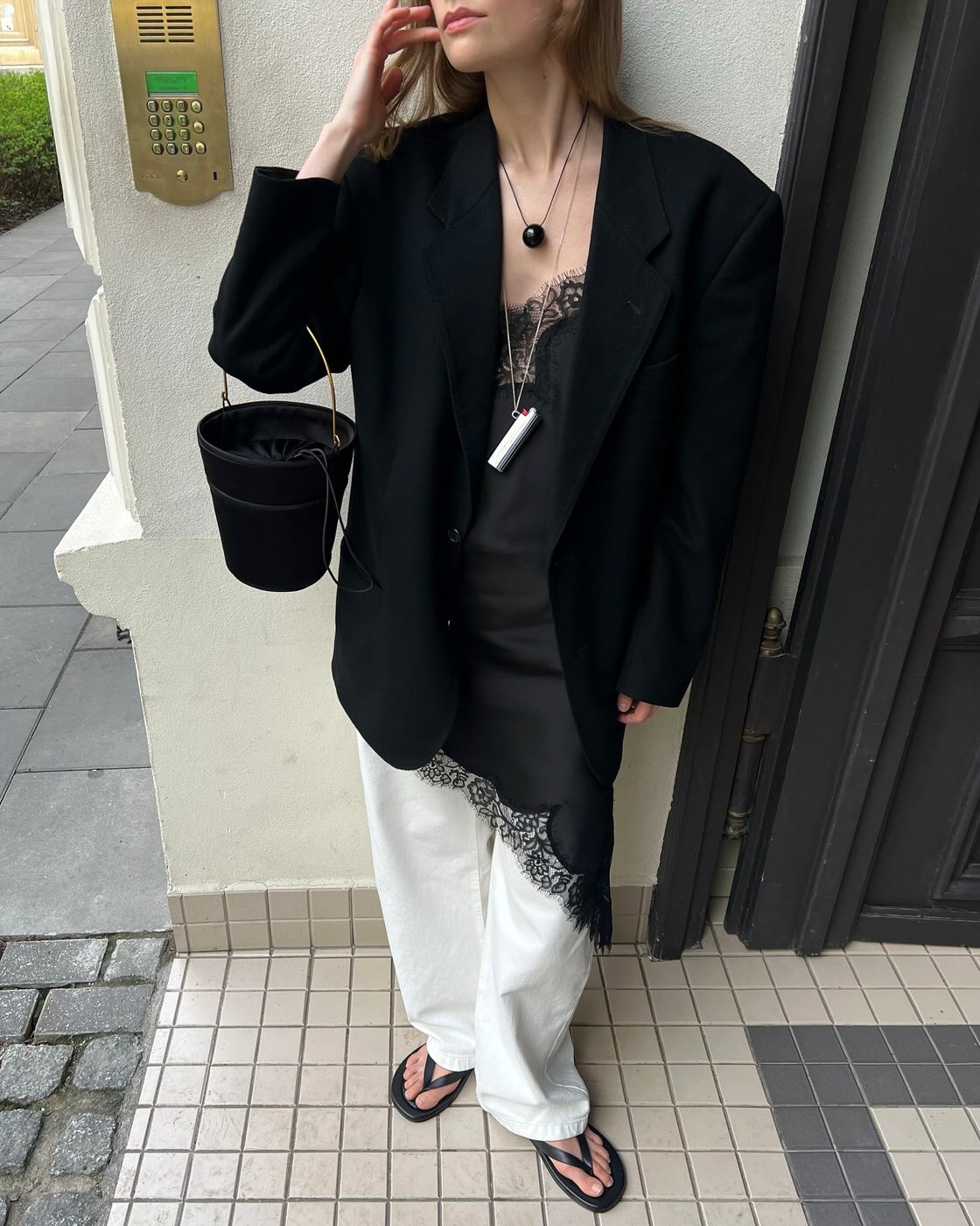 #VogueTrends
화려한 연말 룩을 꿈꾸다 보면 자연스레 몇 가지 조건이 떠오릅니다. 적당히 고급스럽고, 단독으로도 존재감이 있어야 하며, 무엇보다 연말 특유의 분위기를 살려줄 무드가 필요하죠. 이 모든 고민을 해결해줄 정답은 ‘새틴 슬립’입니다. 하지만 문제는 끝없이 이어지는 연말 모임에 지갑이 얇아진다는 것. 파티를 위한 아이템으로 새틴 슬립을 단 한 번만 입기엔 아쉽습니다. 그래서 <보그>가 준비했습니다. 출근 룩으로도, 홀리데이 파티 룩으로도 다양하게 활용할 수 있는 새틴 슬립 스타일링법! 지금 보그 웹사이트vogue.co.kr에서 알아보세요.

edit CHO YOUNGKYOUNG
writer PAULINA BERGES
photo GETTY IMAGES, INSTAGRAM
-
#slip #satin #새틴 #슬립 #겨울트렌드 #2025겨울트렌드 #홀리데이룩