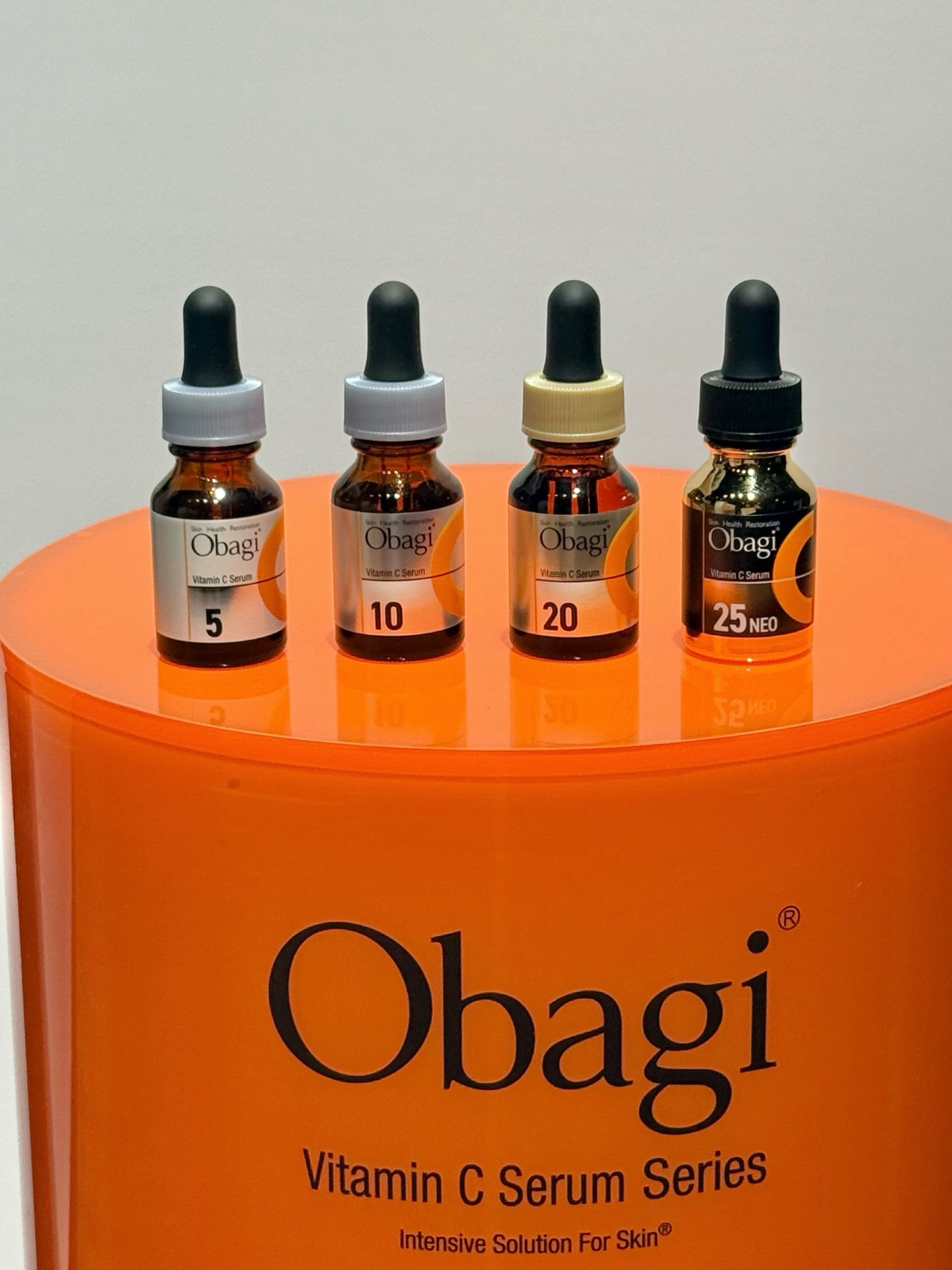 【#オバジ】ついに “直送美容液”に！  Cセラムが“届けるチカラ”を強化してリニューアル！　2/10発売☺️🧡

毛穴・キメの乱れ・くすみなど、肌トラブルにマルチに働きかけるオバジの名品「Cセラム」が、デリバリー力と浸透力をパワーアップ！👏

角層の奥深くまでぐんぐん届ける「ディープCポーター」＆浸透をサポートする「アドバンスドCコントロールEX」を新たに配合し、より肌へダイレクトに“効かせる”処方に。

さらに従来品と比べ、肌なじみのスピードもアップ！  濃密なのにさっと肌になじむテクスチャーで、肌に触れた瞬間から澄んだツヤを引き出します🥺✨

より“届く”ようになったCセラムで、ビタミンCの真価をお肌で実感してみて！

💛オバジC5セラム
12ml ￥3300（税込）約40日分

💛オバジC10セラム
12ml ￥4400（税込）約40日分
26ml ￥7700（税込）約80日分

💛オバジC20セラム
15ml ￥8800（税込）約50日分　

💛オバジC25セラム NEO
12ml ￥11000（税込）約30日分

🛍️2026年2月10日（火）全国発売　

（インスタ担当M）
ーーーーーーーーーーーーーーーーーーー
VOCEのInstagram では新作コスメ情報やメイクテク、撮影舞台裏を毎日お届け！ぜひフォロー&チェックして！！
👉@vocemagazine

#voce #vocemagazine #obagi #ビタミンc美容液