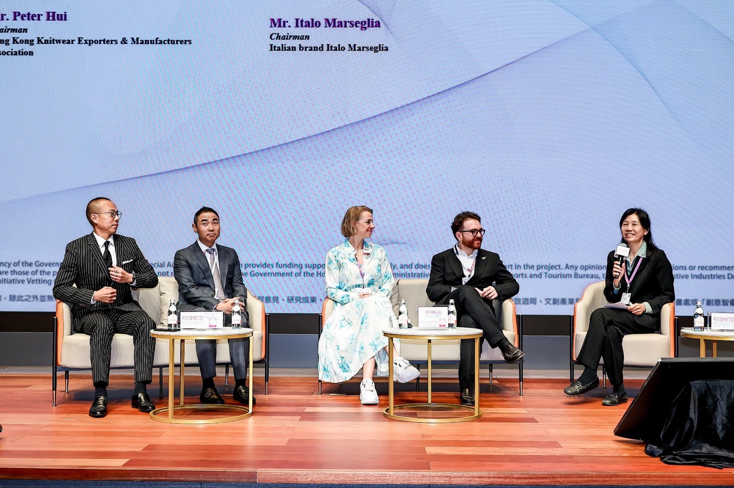 時尚高峰（香港）將於12月1日在香港故宮文化博物館舉行國際高峰會，匯聚全球時裝界領袖和各行業決策者，一同聚焦永續時尚和藝術的核心趨勢、創新科技與市場機遇等課題，多方面展開深度對話與前瞻性交流，籍此重塑未來時尚產業模式，讓時裝產業更進一步！

立即登記：https://www.fashionsummithk.com/onlineReg

👉🏻Follow us @ellehongkong #ELLEHK #ELLESelect #ELLEFashion #fashionsummithk #FashionSummitHK2025 #香港時尚高峰 #香港故宮文化博物館 #中環交易廣塲 #HongKongPalaceMuseum #ExchangeSquare #sustainablefashion #永續時尚 #CITA