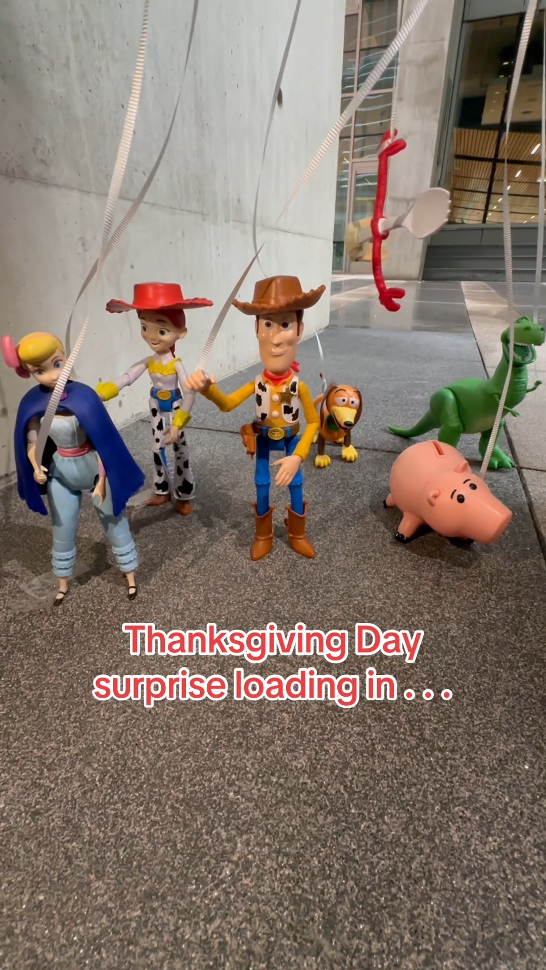 Just a few toys helping their friend float with style at the @Macys Thanksgiving Day Parade!! 💚💜
#ToyStory30 #MacysParade