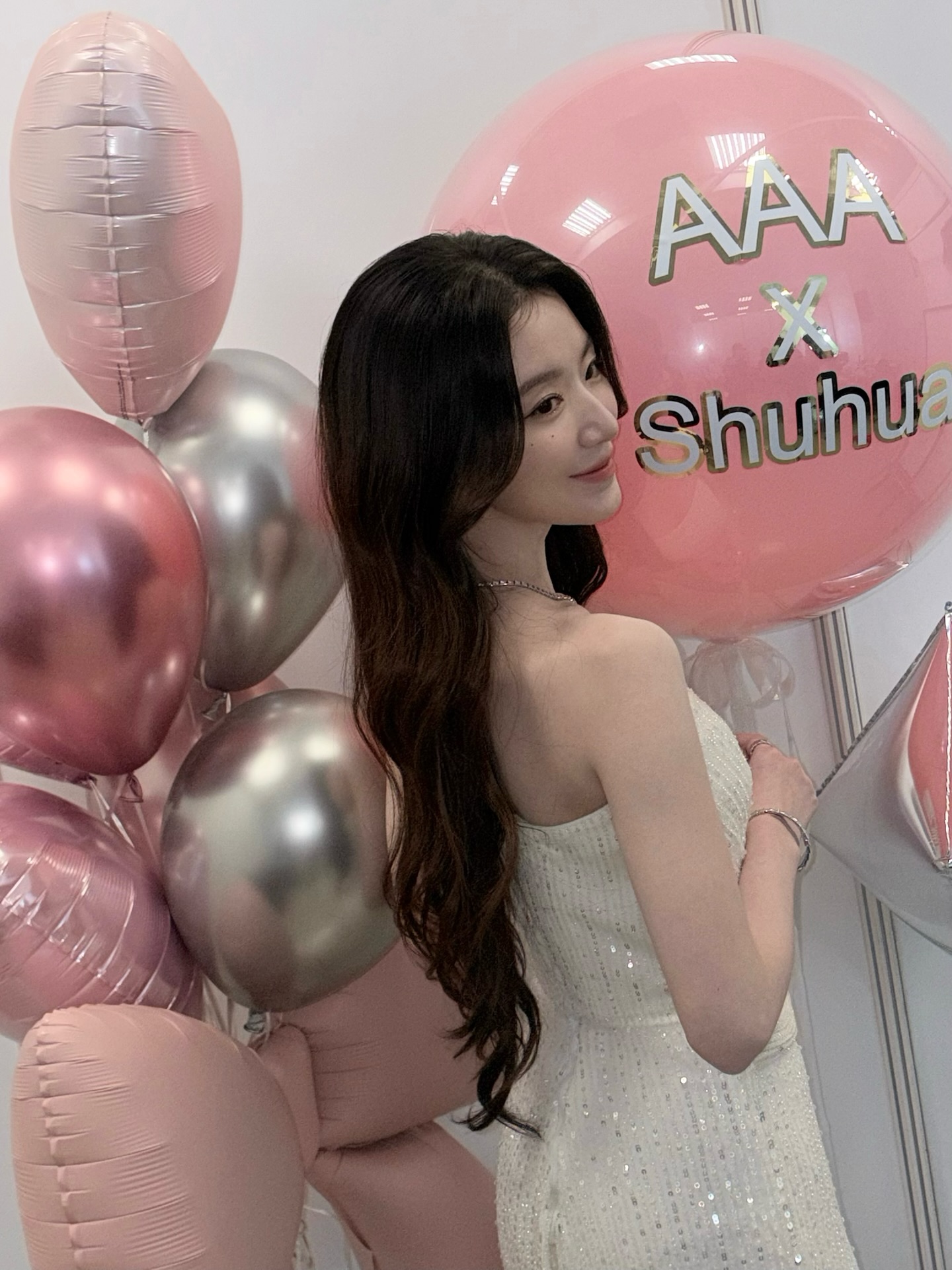 AAA 🏆
한국에서 데뷔해서 꿈을 향해 달려오면서 늘 저를 응원해 주신 모든 분들께 진심으로 감사드립니다
특히 🫶🏻 우리 네버랜드 정말 고마워요 🥰
從在韓國出道、為了夢想一路奔跑到現在 真心感謝一直以來支持我的所有人 尤其是 Neverland 非常感謝你們一直陪著我😘
Since debuting in Korea and running toward my dreams, I sincerely thank everyone who has supported me along the way
especially Neverland 🫶🏻Thank you for always being with me🥰